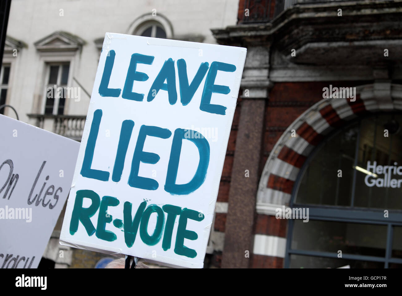 "Lasciare mentito Re-Vote' esigenti poster un altro voto al Anti Brexit marzo a Londra England Regno Unito 23 Giugno 2016 KATHY DEWITT Foto Stock