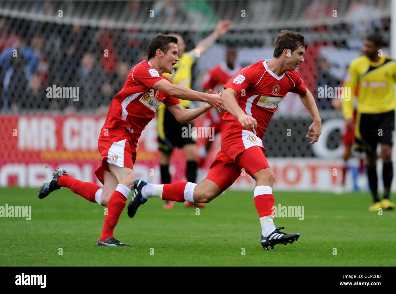 Luke Murphy (a destra) di Crewe Alexandra festeggia con il compagno di squadra Lee Bell dopo aver segnato il gol equalizzante del loro fianco durante la partita della Npower Football League 2 allo Stadio Pirelli, Burton on Trent. Foto Stock