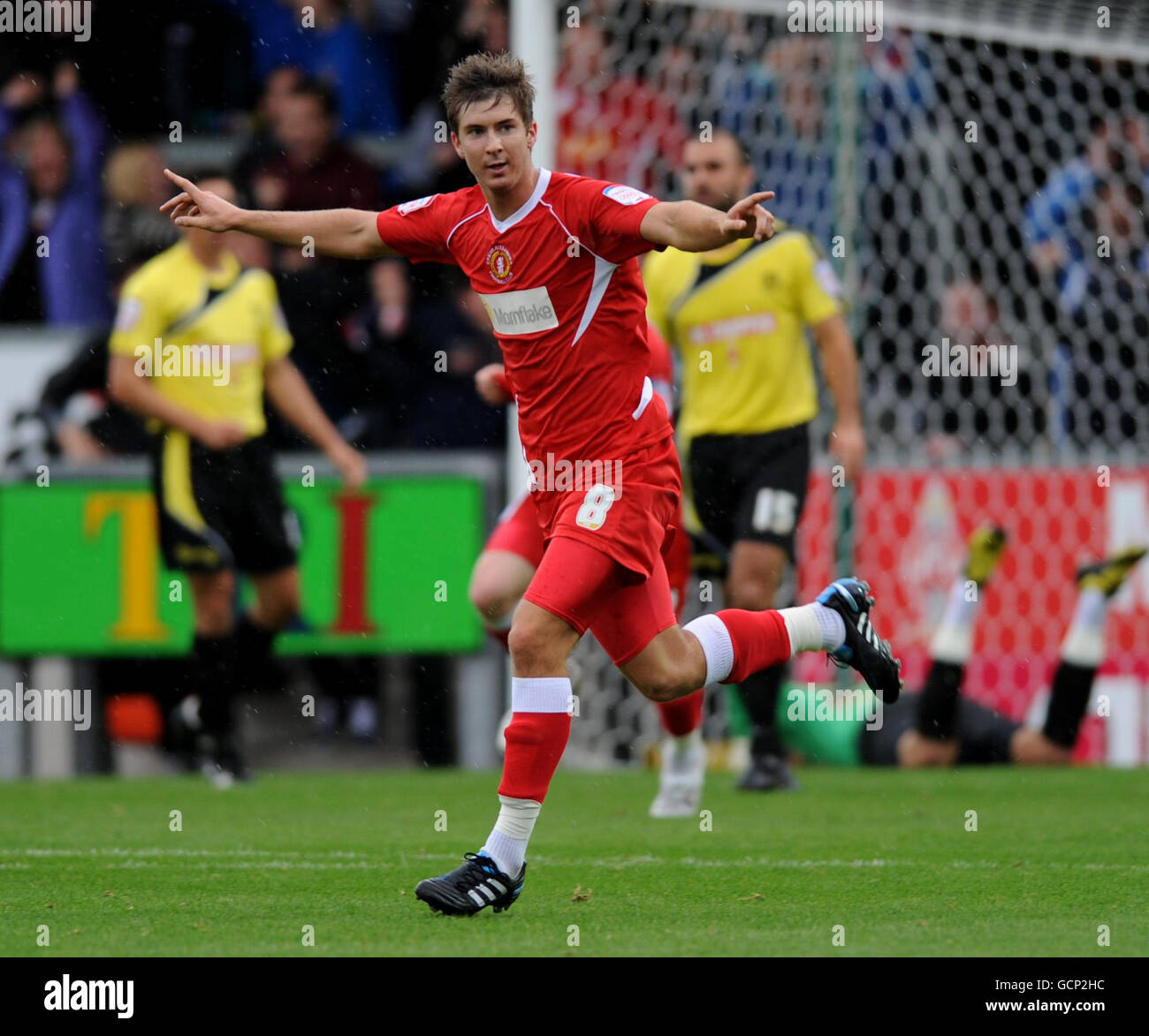 Luke Murphy di Crewe Alexandra festeggia il raggiungimento dell'obiettivo di equalizzazione durante la partita della Npower Football League Two al Pirelli Stadium di Burton on Trent. Foto Stock