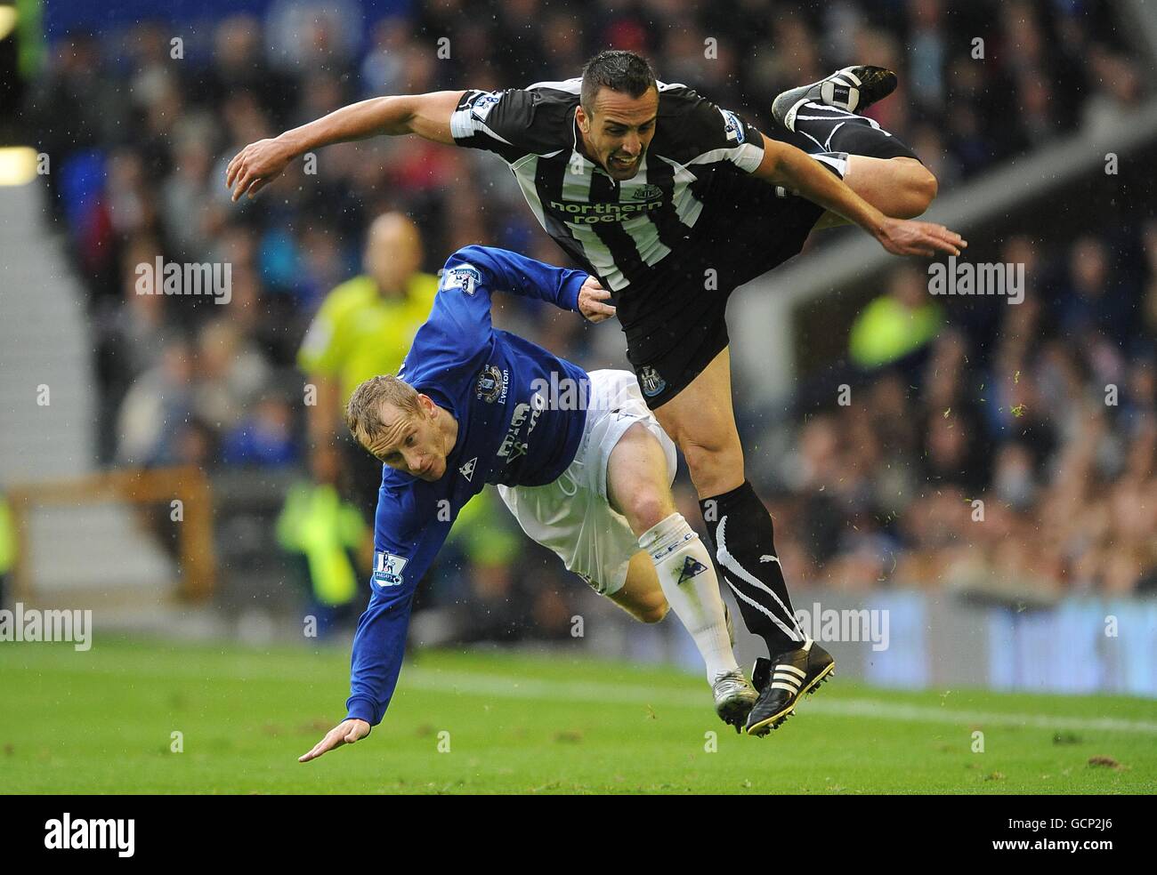 Tony Hibbert di Everton (a sinistra) e Sanchez Jose Enrique di Newcastle United (destra) Foto Stock