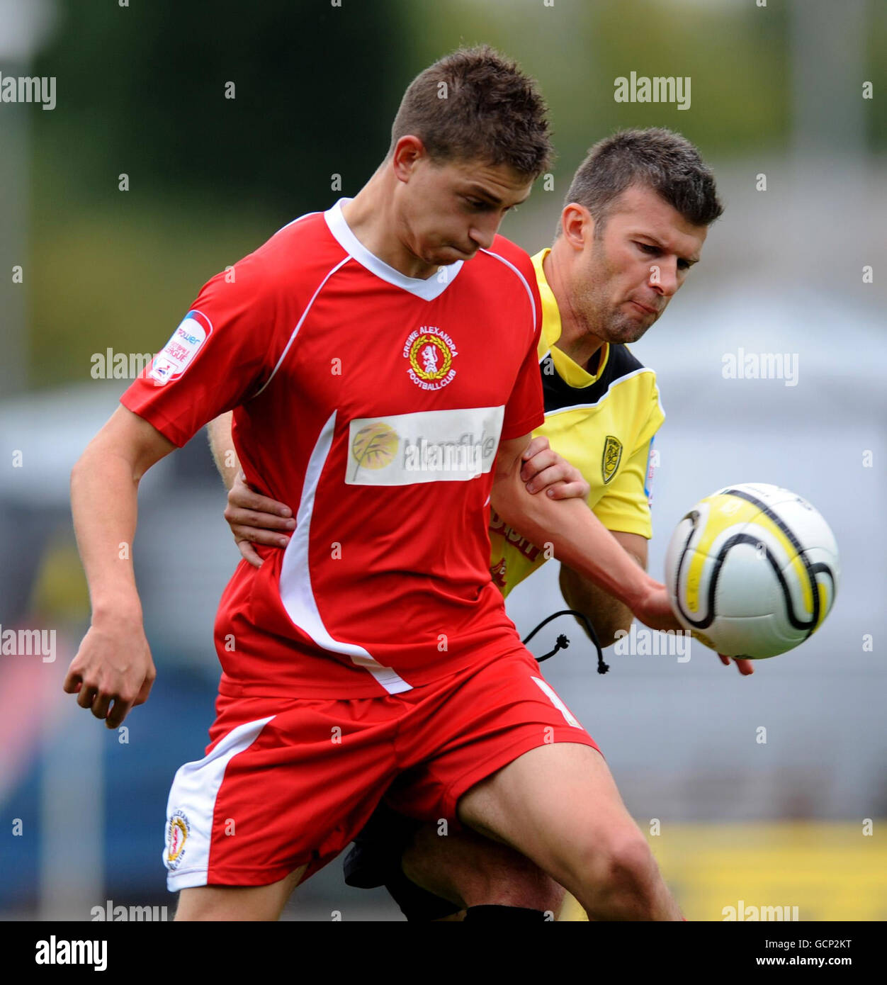 Shaun Miller di Crewe Alexandra (a sinistra) e Tony James di Burton Albion durante la partita Npower Football League Two allo stadio Pirelli, Burton on Trent. Foto Stock
