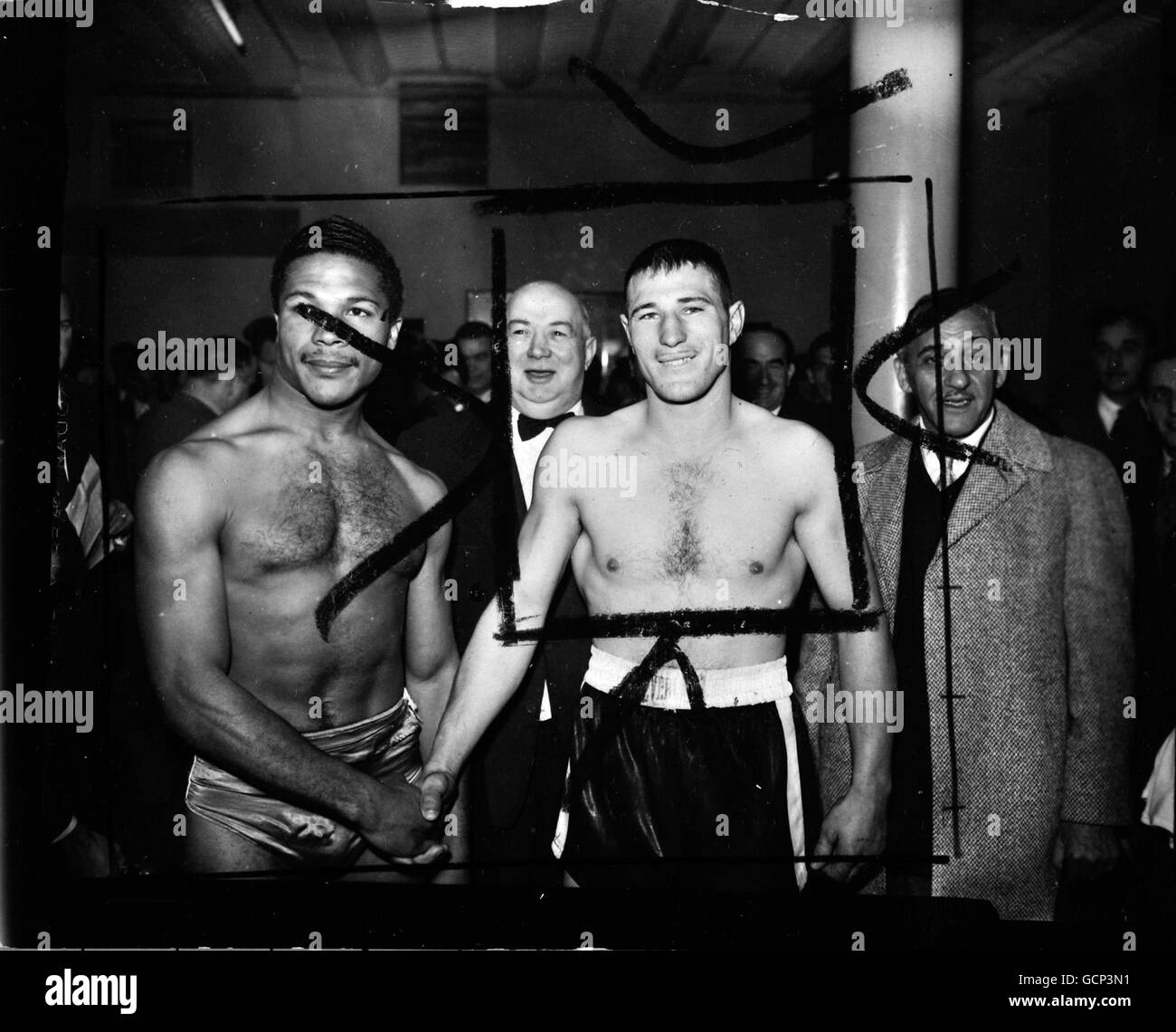 Il Trinidad cruiserweight Yolande Pompey (a sinistra) e Yvon Durelie del Canada hanno ritratto quando hanno pesato nella palestra di Jack Solomon in Great Windmill Street, Londra il 18 ottobre 1955 per la loro lotta rotonda 10 all'Arena di Harringay questa sera. Foto Stock
