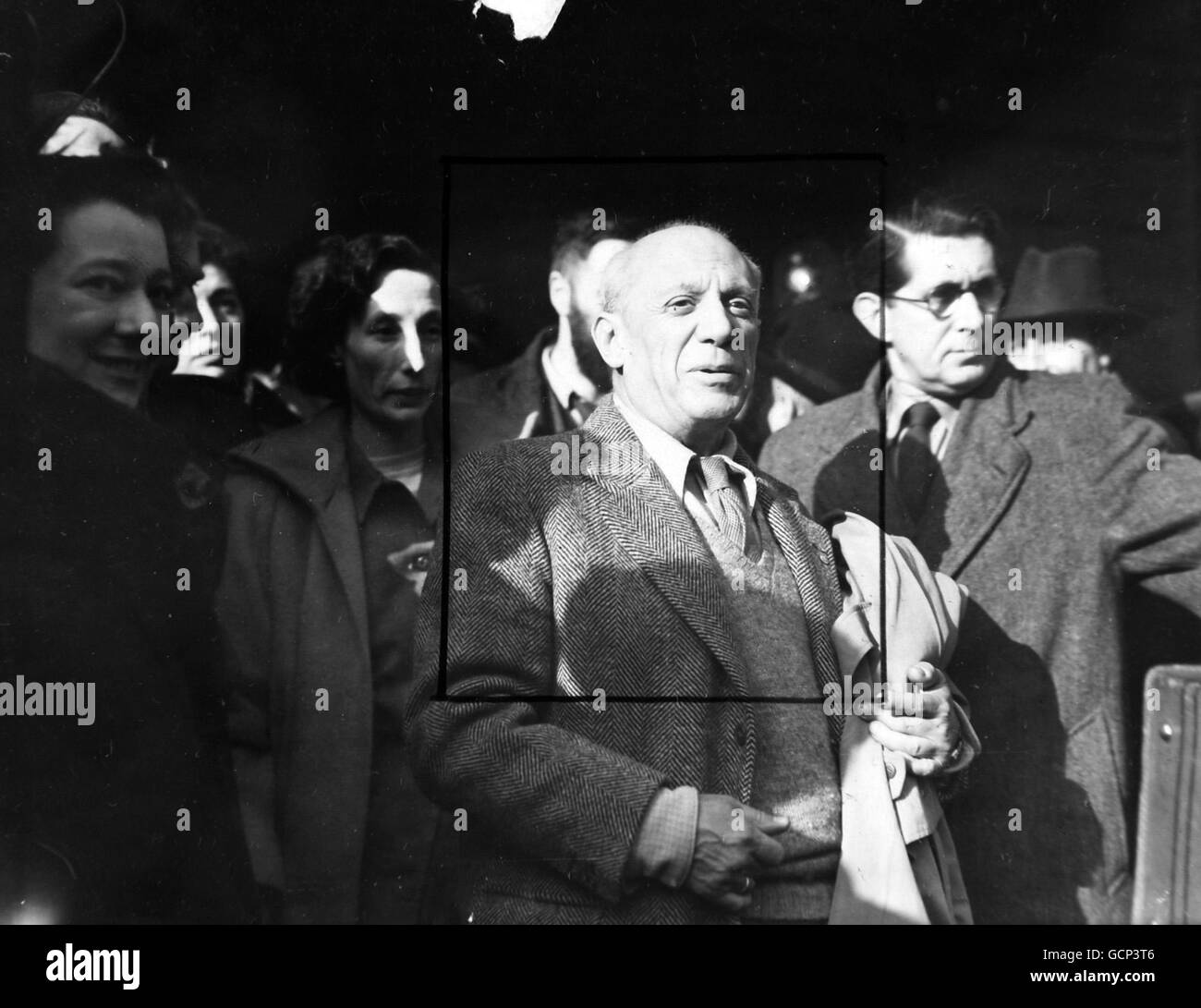 Pablo Picasso, artista e pioniere spagnolo della scuola di Picasso, arriva alla Victoria Station di Londra l'11 novembre 1950 da Parigi in viaggio per Sheffield e la seconda parola Congresso della Pace Foto Stock