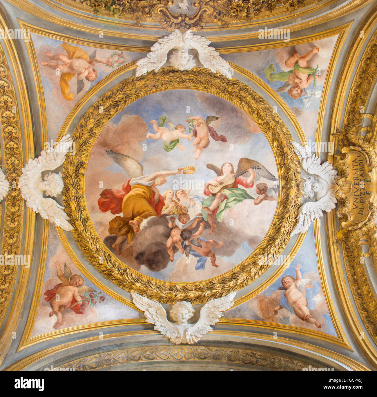 Roma, Italia - 12 Marzo 2016: l'affresco simbolico di angeli con la corona e la chitarra sul lato cupola Foto Stock