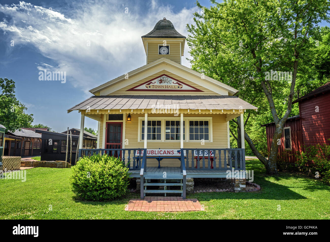 Ripristinato il municipio storico situato a Quercia Rossa II, un villaggio di riposizionato e edifici restaurati e altri artefatti Foto Stock