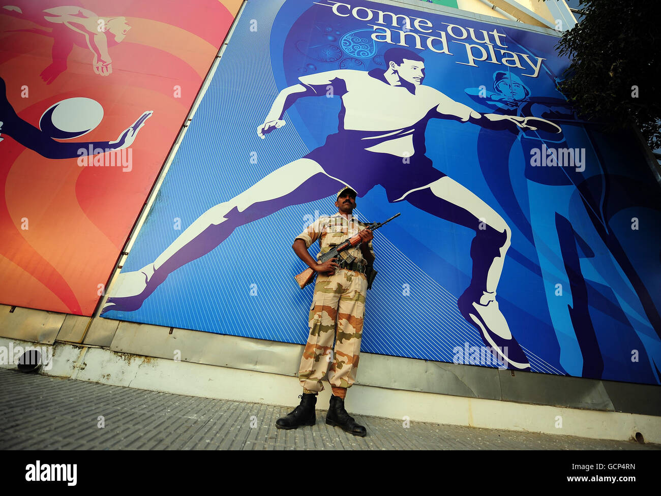 Sport - 2010 Giochi del Commonwealth - Anteprima giorno quattro - Delhi. Una guardia armata tiene sotto controllo il sito dei Giochi del Commonwealth a Delhi a Nuova Delhi, India. Foto Stock