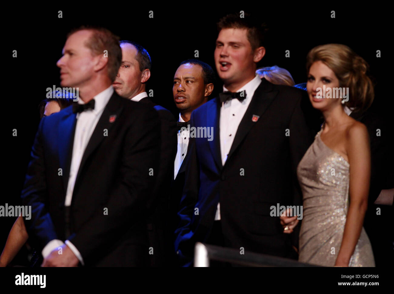 Tiger Woods (centro) e altri membri della squadra statunitense Ryder Cup accompagnati da mogli e fidanzate sul palco del concerto Welcome to Wales al Millennium Stadium di Cardiff, in vista della Ryder Cup. Foto Stock