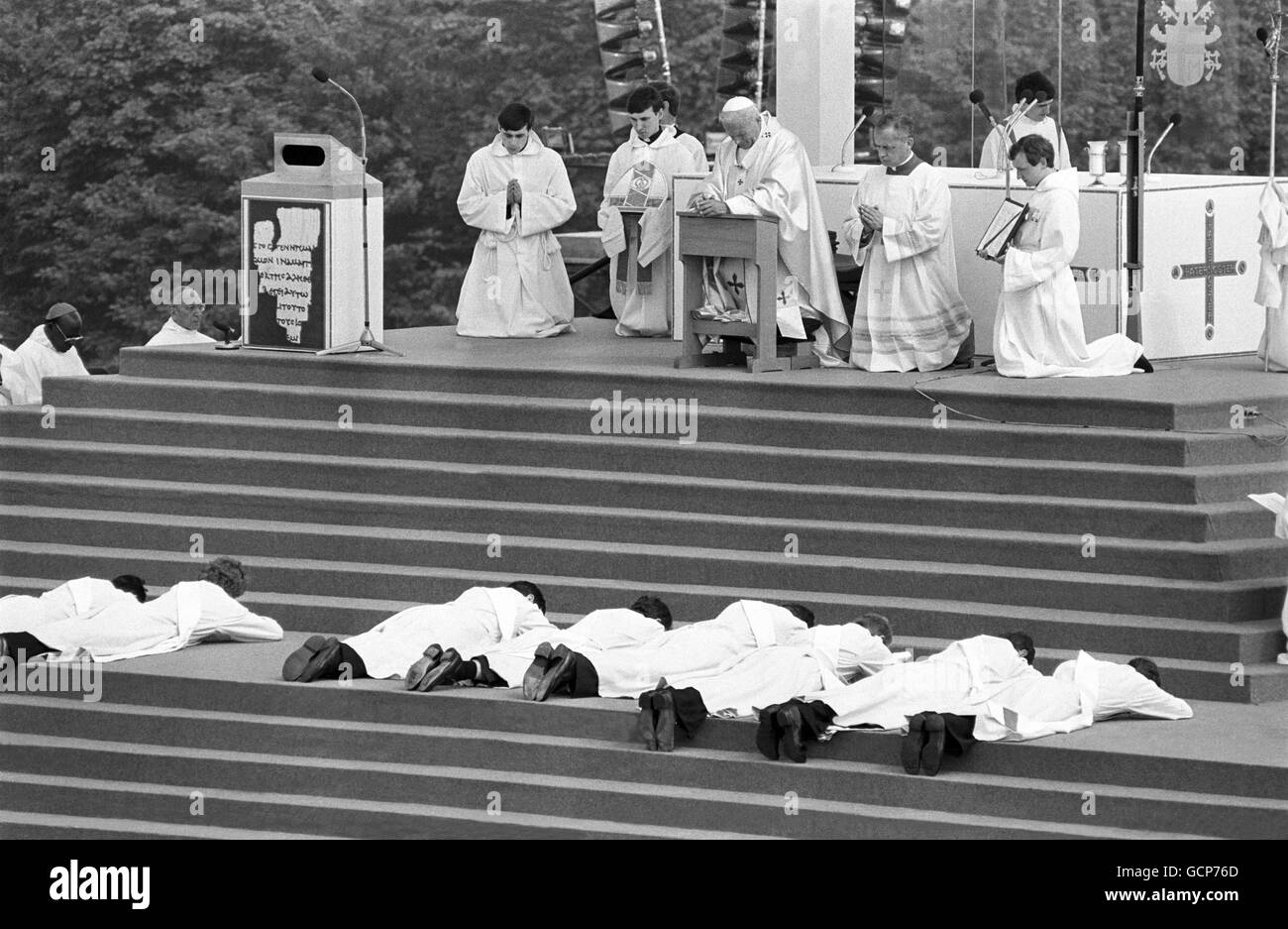 Sacerdoti appena ordinati che si trovano prostrati davanti a Papa Giovanni Paolo II durante un servizio di ordinazione ha condotto durante una messa a Heaton Park, Manchester, per 200,000 persone. Foto Stock