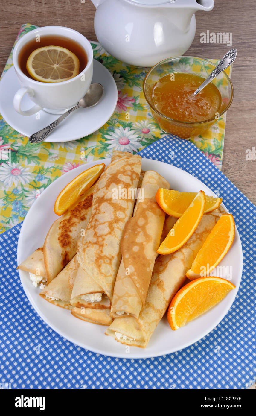 Frittelle ripiene di ricotta e delle arance per la prima colazione Foto Stock