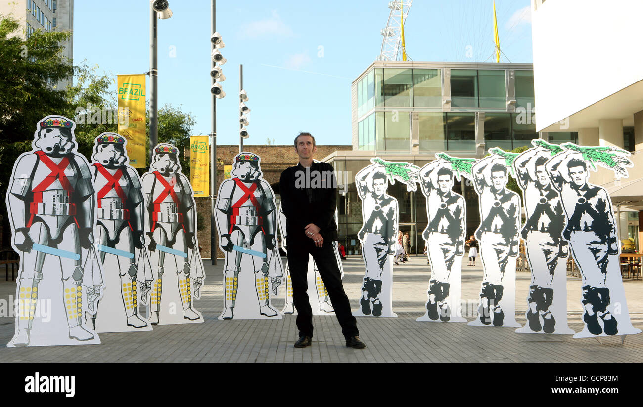 L'artista pop David Owen con i suoi tagli su larga scala di Morrissey come ballerino di Morris e alcuni Storm Troopers, che si trovano in giro per Londra per lanciare l'evento di tre giorni 5000 dei ballerini di Morris al Southbank Center. PREMERE ASSOCIAZIONE foto. Data foto: Martedì 31 agosto 2010. Il credito fotografico deve essere: Katie Collins/PA Wire Foto Stock