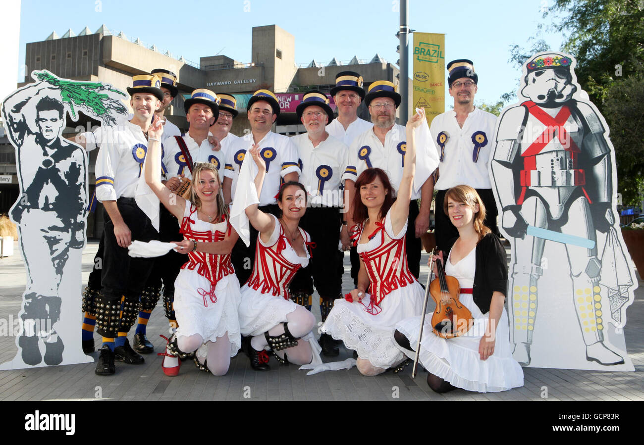 I ballerini di Morris (fronte) delle Belles of London City si posano con i membri dell'Hammersmith Morris Men e alcuni intagli di cartoncino su larga scala di un Trooper Storm e Morrissey creati dall'artista pop David Owen per lanciare l'evento di tre giorni 5000 dei ballerini Morris al Southbank Centre. Foto Stock