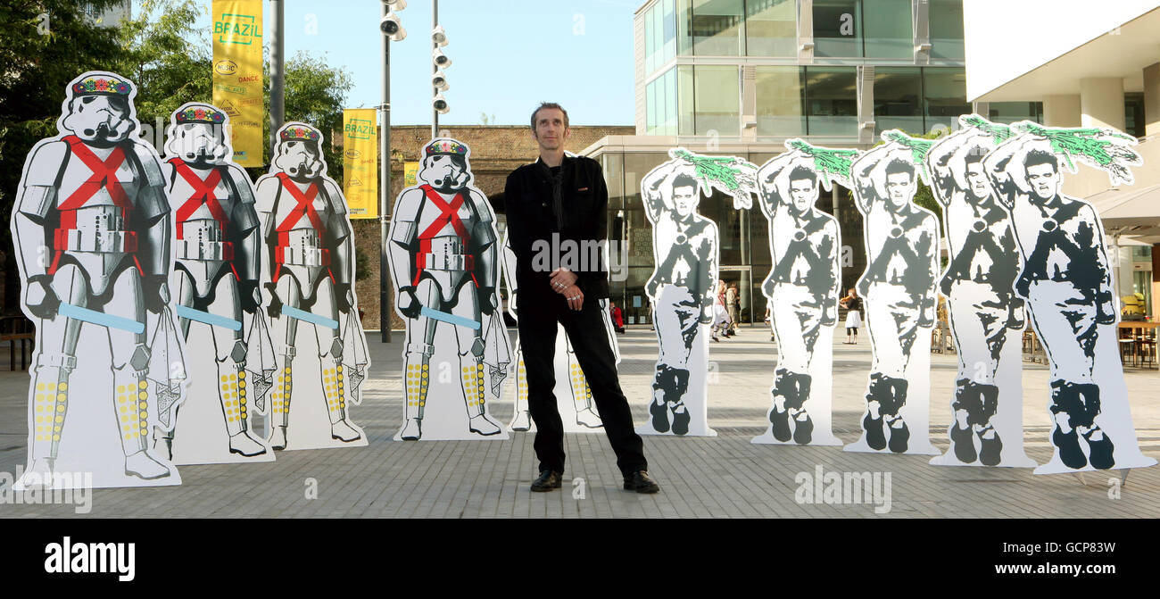 L'artista pop David Owen con i suoi tagli su larga scala di Morrissey come ballerino di Morris e alcuni Storm Troopers, che si trovano in giro per Londra per lanciare l'evento di tre giorni 5000 dei ballerini di Morris al Southbank Center. Foto Stock