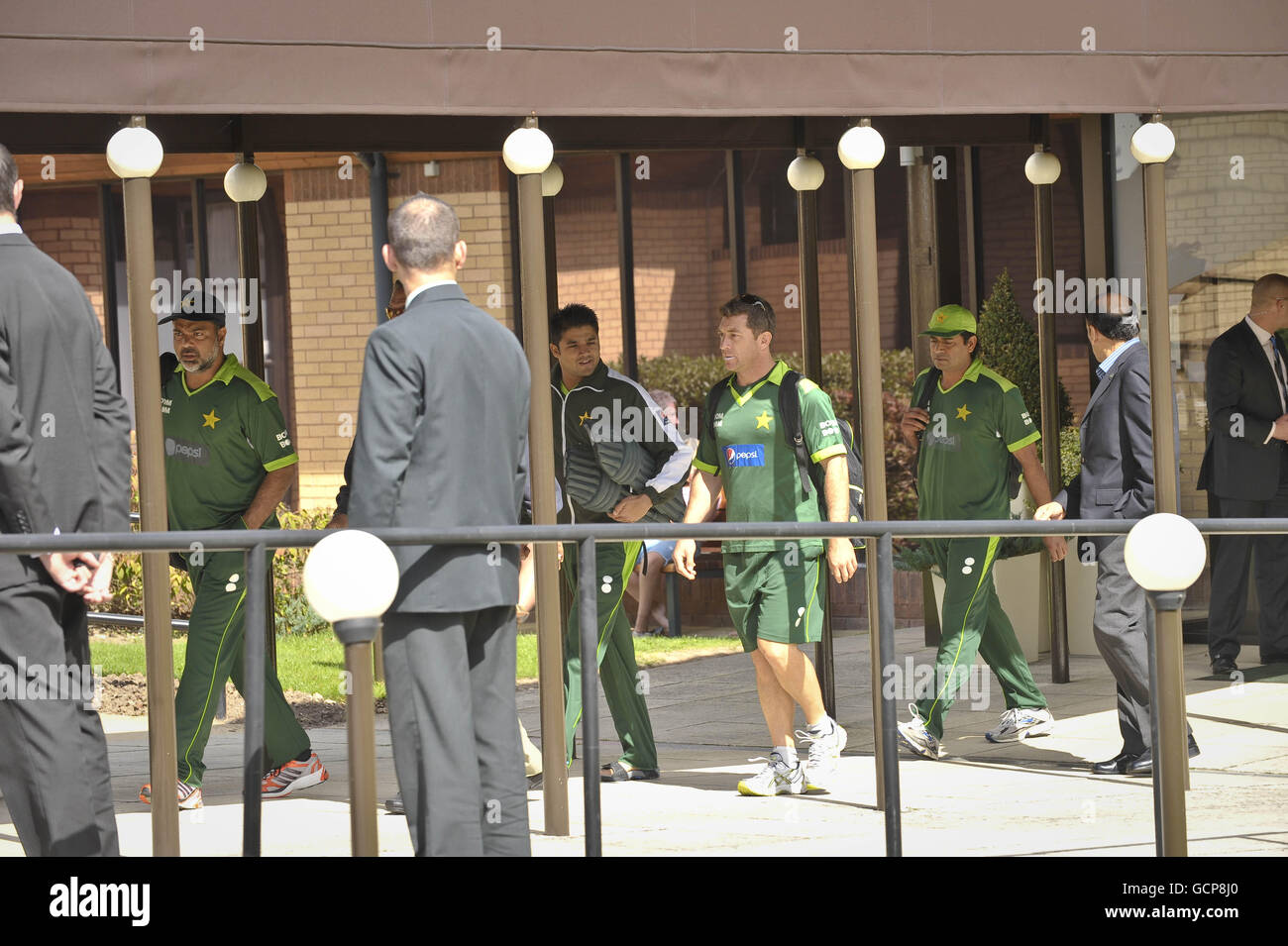 I membri della squadra pakistana di cricket lasciano l'hotel della squadra a Taunton, Somerset. Foto Stock