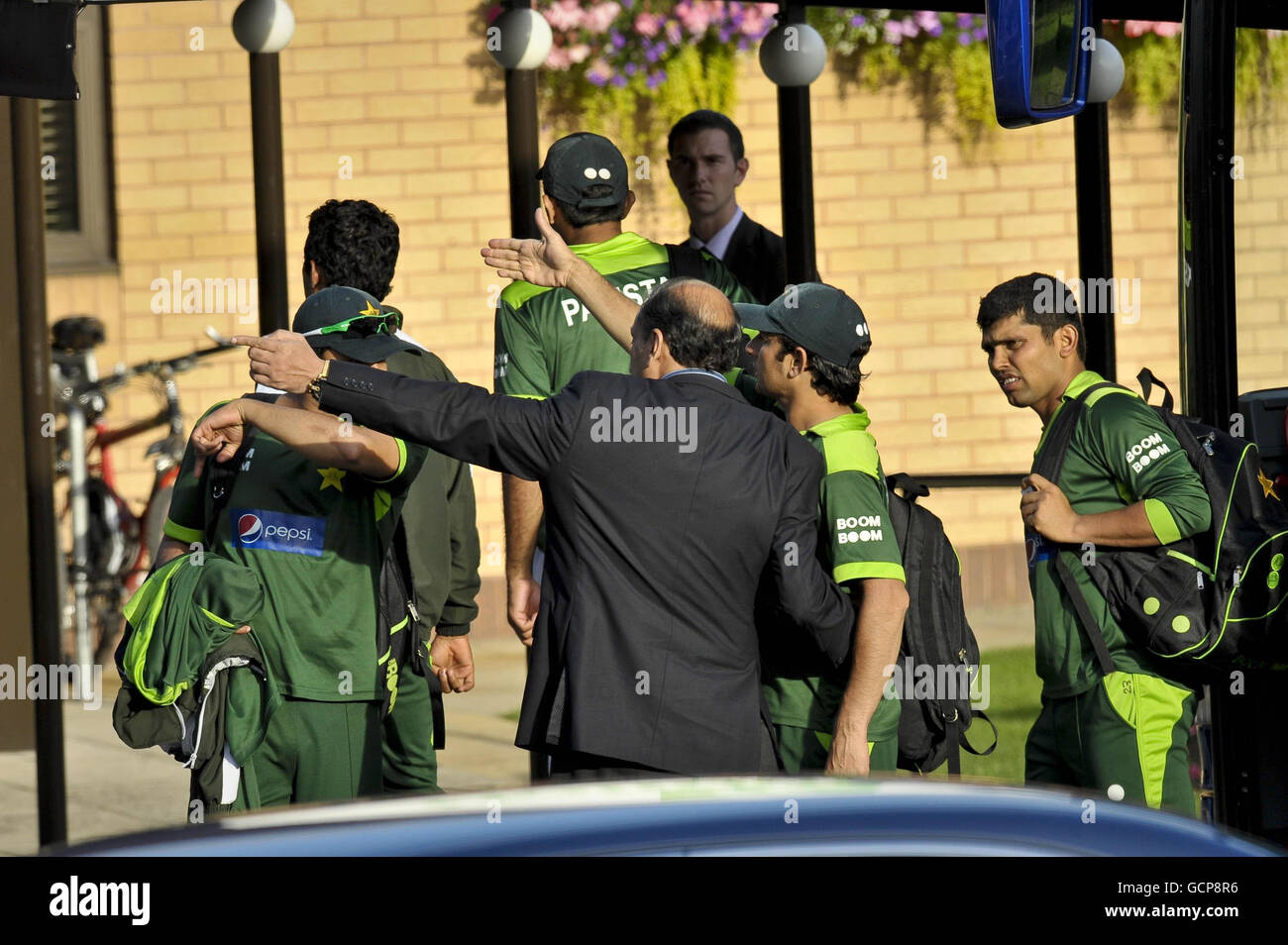 I membri della squadra pakistana di cricket tornano all'hotel della squadra a Taunton, Somerset, dopo una sessione di addestramento. Foto Stock