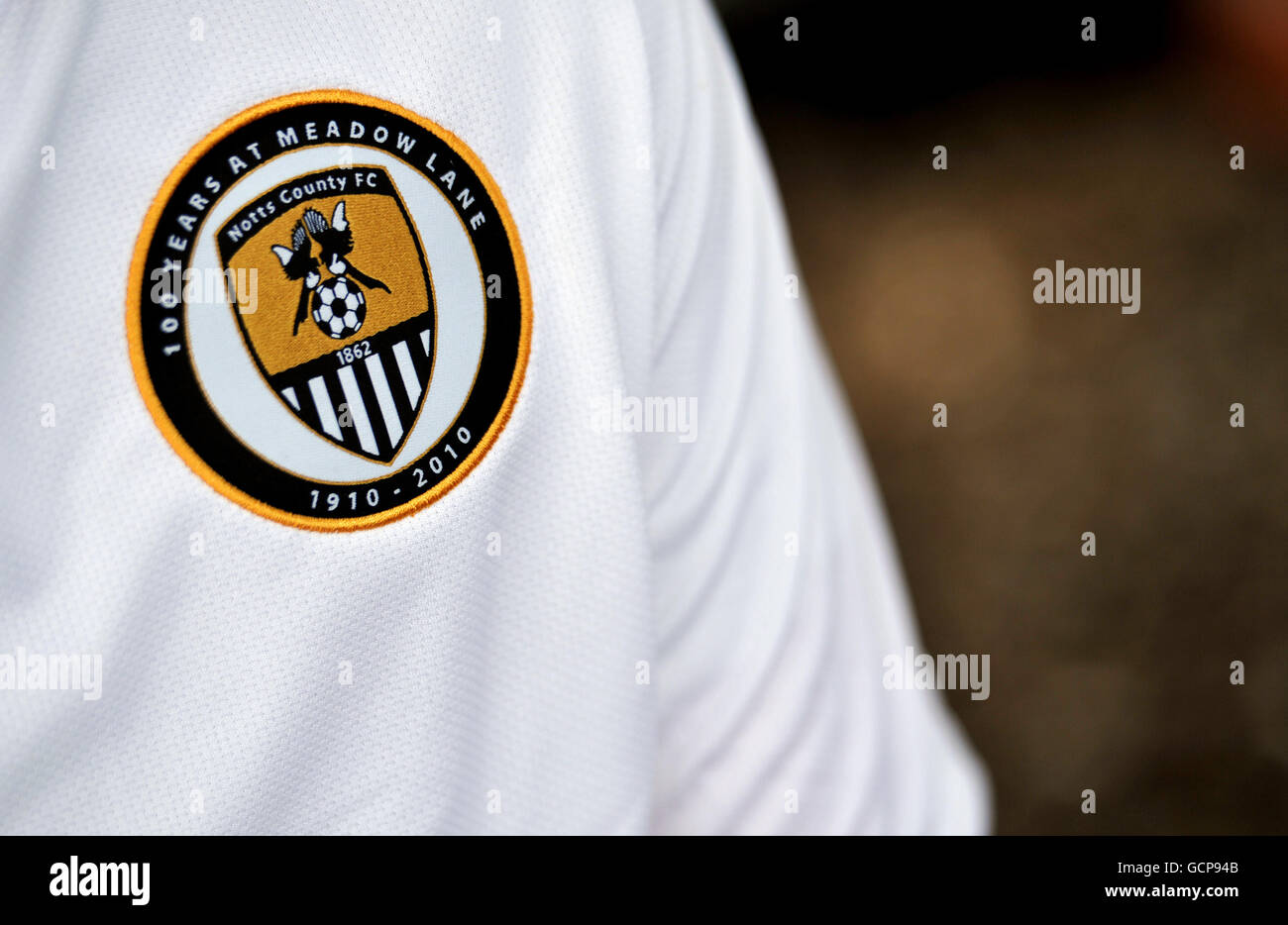 Una vista dettagliata del badge del Notts County club Il loro 100 anni di anniversario al Kit commemorativo di Meadow Lane Foto Stock