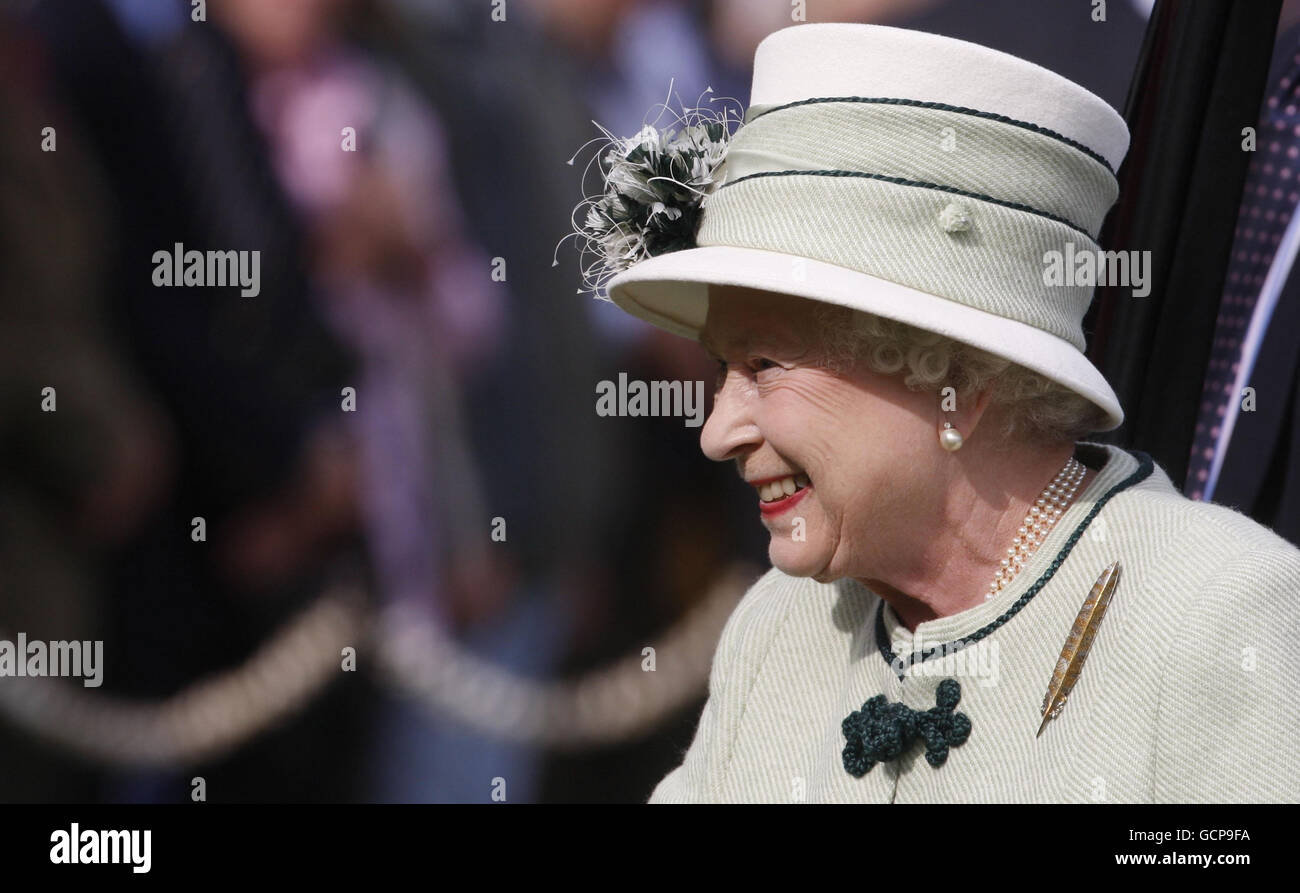 La regina Elisabetta II partecipa ai Giochi Braemar Highland a Braemar, Scozia. Foto Stock