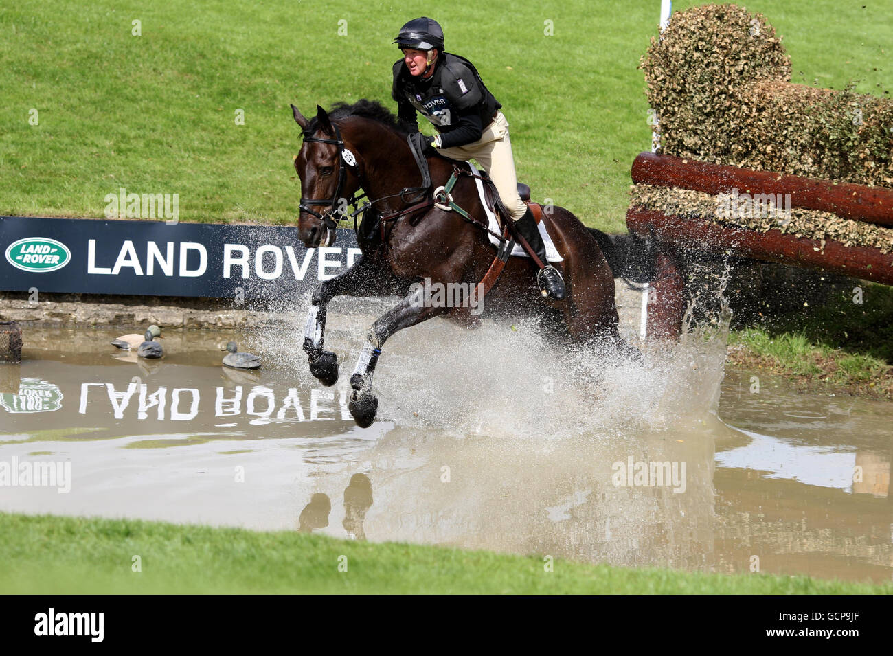 Il britannico Adrian Little e il comandante Kyle si fanno strada attraverso il trota Hatchery durante l'evento di Cross Country durante il terzo giorno delle prove di Burghley Horse, Burghley. Foto Stock