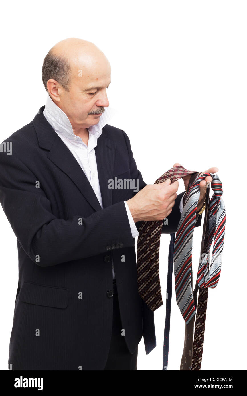 Persona anziana e sceglie il tirante per business suit. Uomo sceglie i  vestiti per una riunione importante Foto stock - Alamy