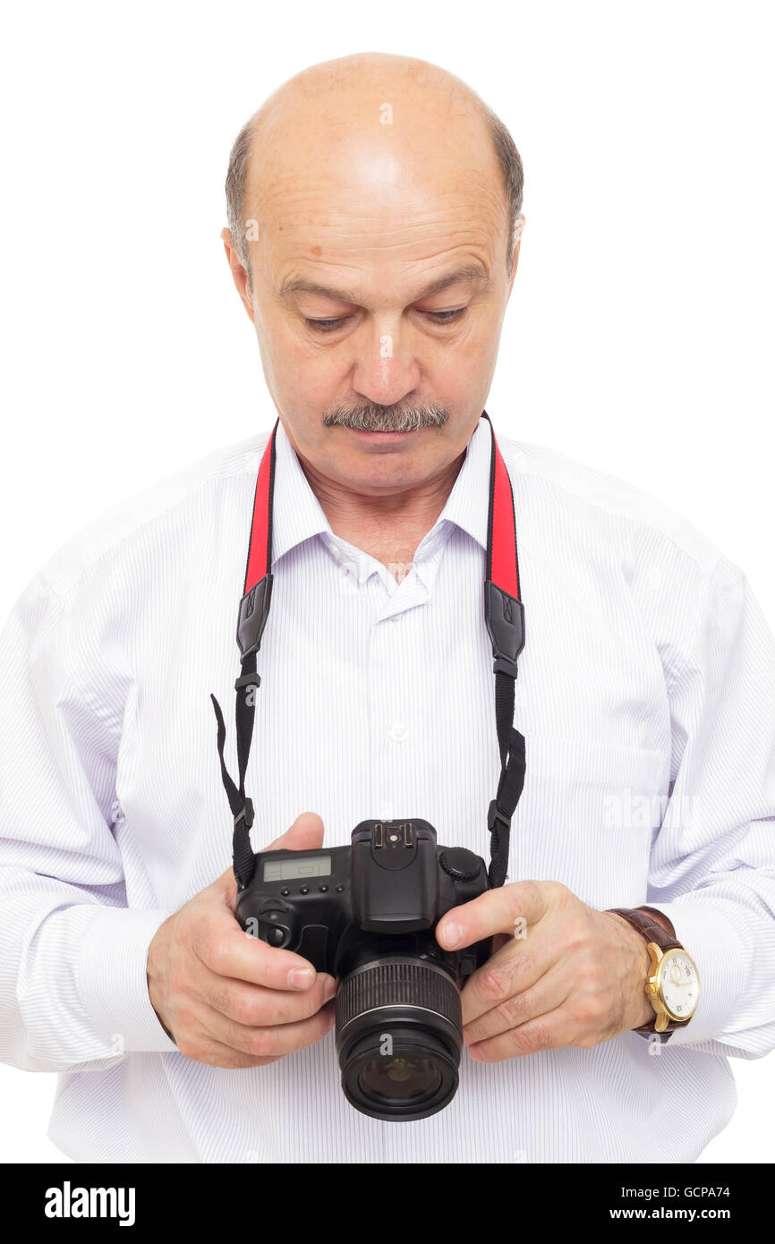 Uomo anziano guarda nel mirino della fotocamera in cerca dell'immagine miracolosa. Foto Stock