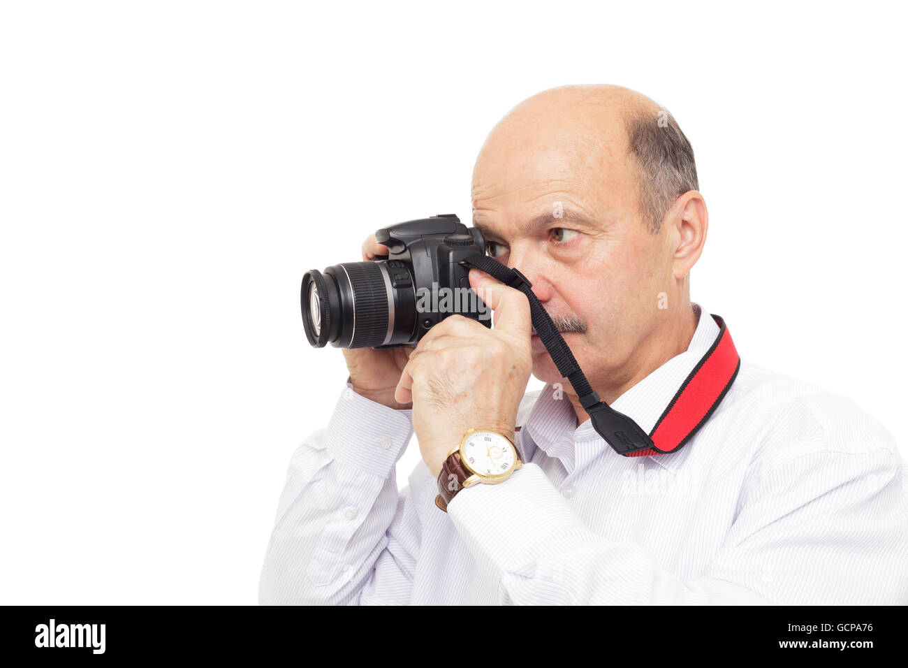 Uomo anziano guarda nel mirino della fotocamera in cerca dell'immagine miracolosa. Foto Stock