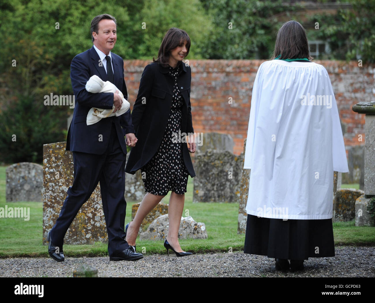 Il primo ministro David Cameron, la moglie Samantha e la figlia Firenze, vengono accolti dal reverendo Kate Stacey, che arriva alla Chiesa di San Barnaba a Peasemore, Berkshire, per i funerali di suo padre Ian, morto la settimana scorsa in vacanza in Francia. Foto Stock