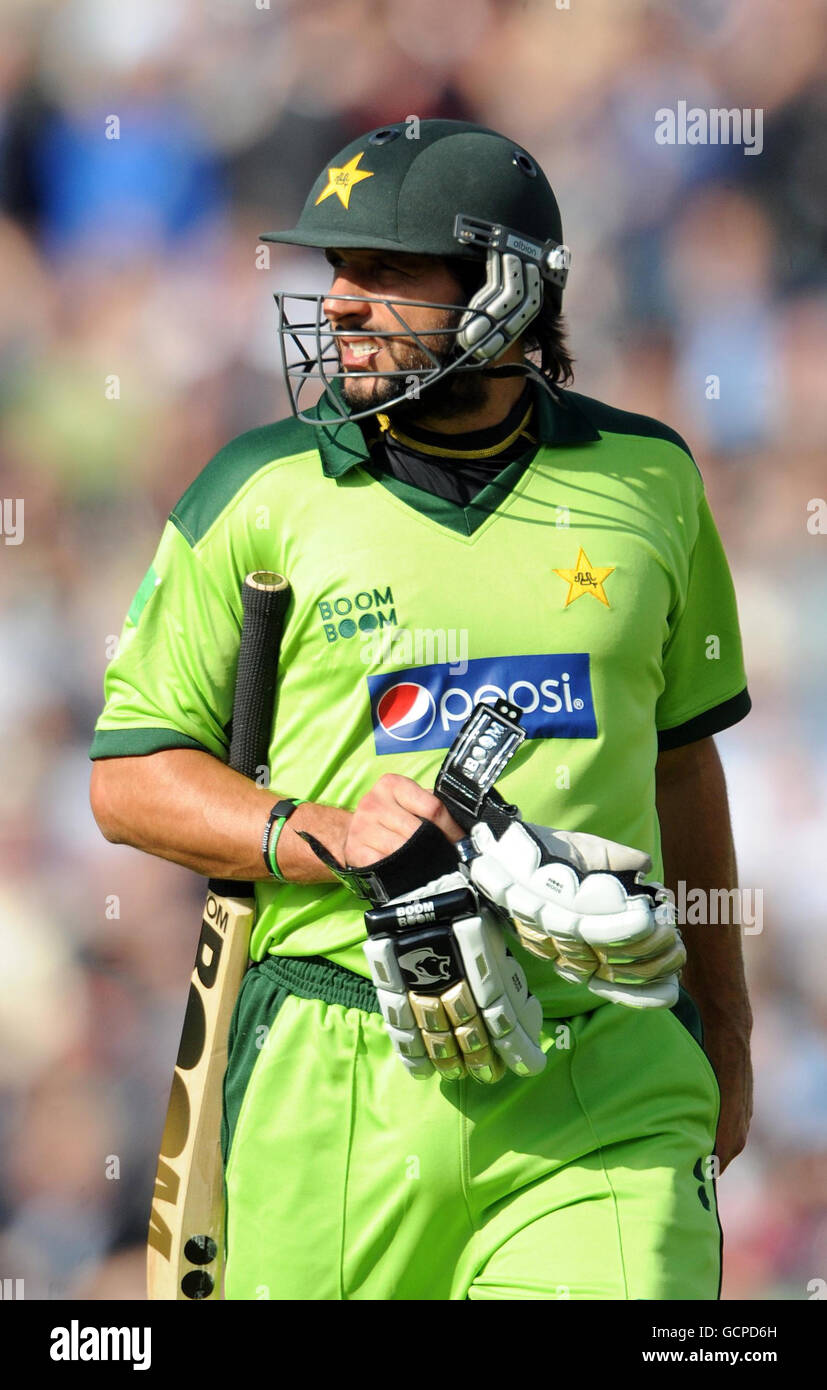 Shahid Afridi del Pakistan lascia il campo dopo essere stato scan-out il 34 durante il terzo un giorno internazionale al Brit Insurance Oval, Londra. Foto Stock