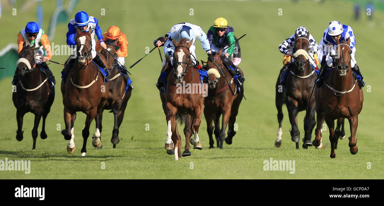 Corse di cavalli - William Hill Gold Cup Festival - giorno due - Ayr Racecourse. Cheveton (stella blu) indovinata da Dale Swift vince la William Hill (Ayr) Bronze Cup handicap Stakes Foto Stock