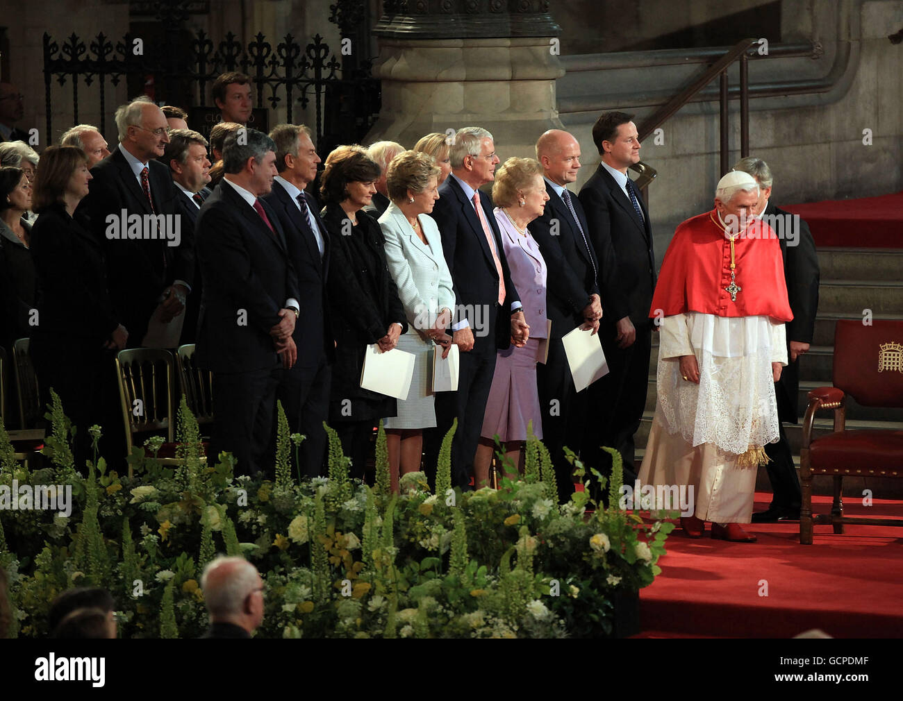 Papa Benedetto XVI arriva a Westminster Hall, Londra, il secondo giorno della sua visita di Stato, dove è stato accolto da Gordon Brown, Tony Blair, Cherie Blair, Lady norma Major, Sir John Major, Baroness Thatcher, William Hague e Nick Clegg. Foto Stock