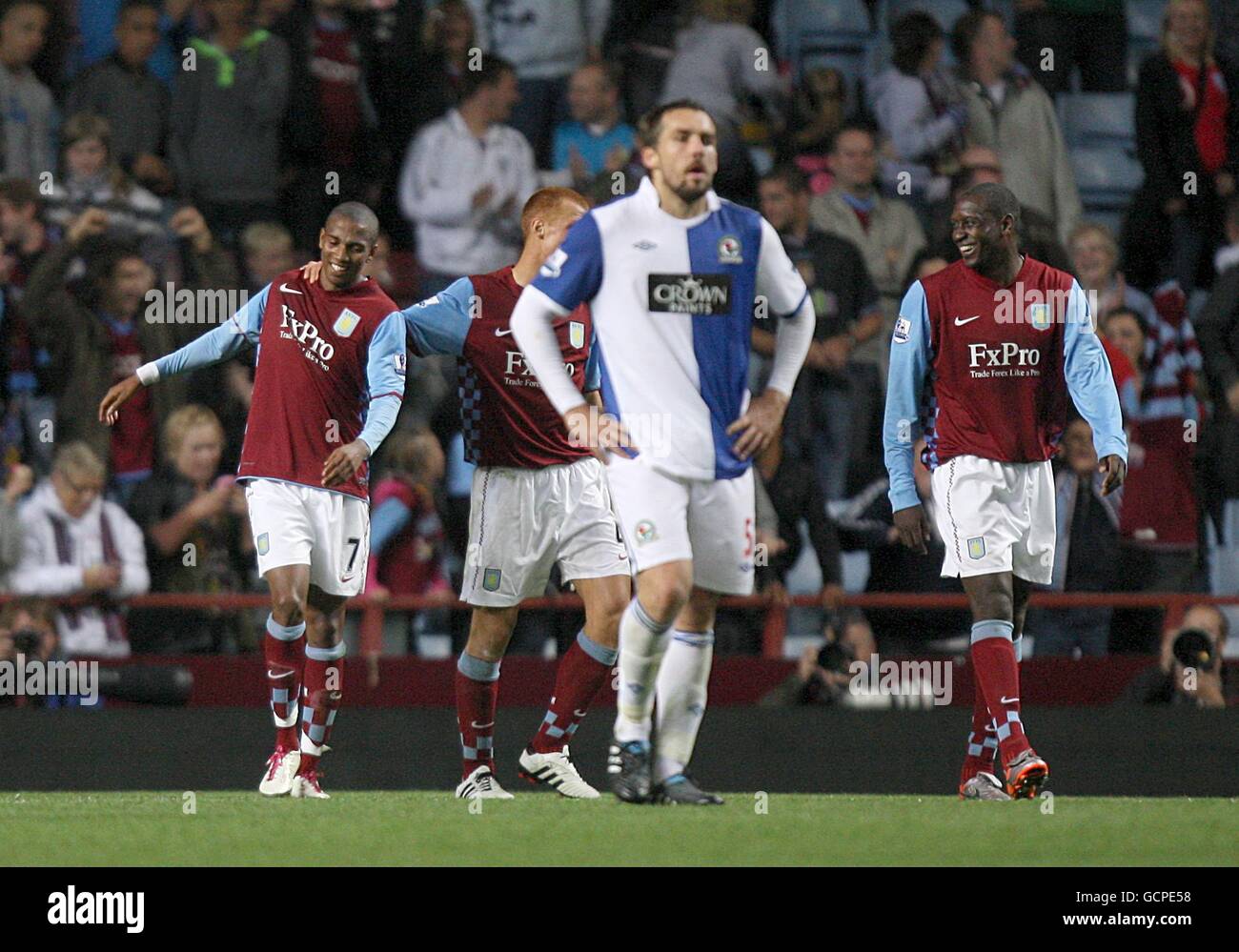 Ashley Young (a sinistra) celebra dopo aver segnato il loro terzo gol come Gael Givet (centro) di Blackburn Rovers viene espulso Foto Stock