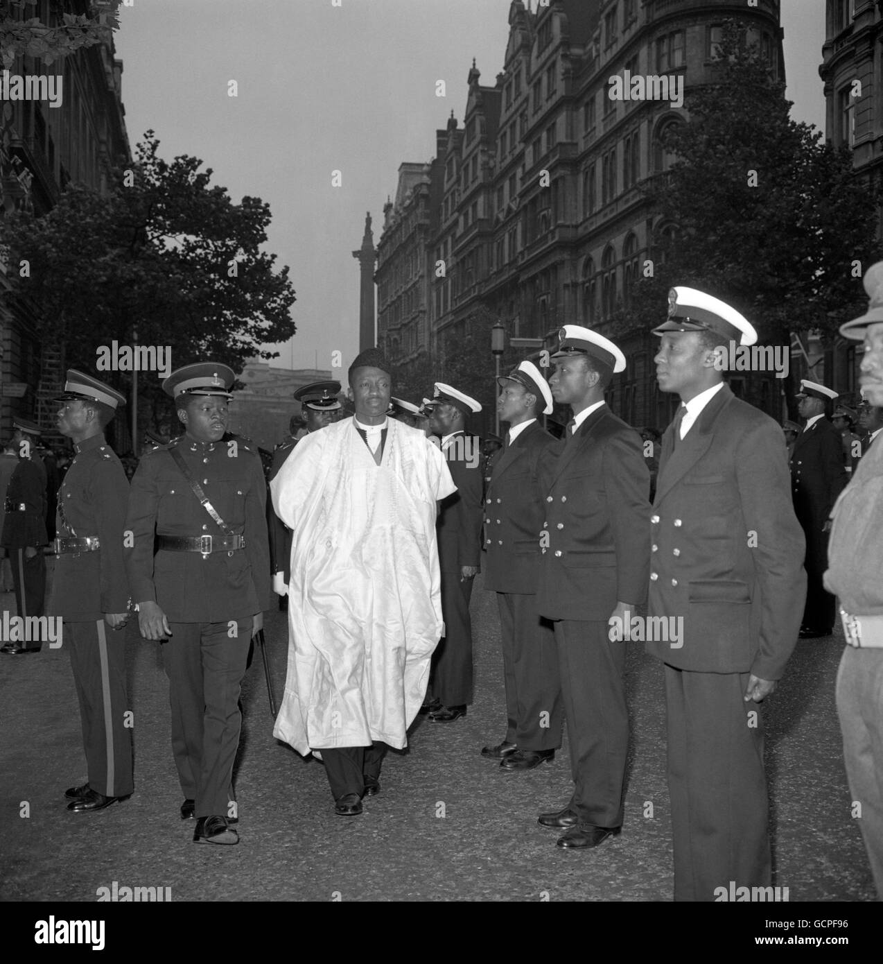 Sua Eccellenza Alhaji Abdulmaliki, Alto Commissario per la Nigeria, ispezionando le truppe nigeriane addestrate britanniche fuori dalla Nigeria House, Northumberland Avenue, Londra, quando si è tenuta una cerimonia di bandiera per celebrare la nuova indipendenza. Foto Stock