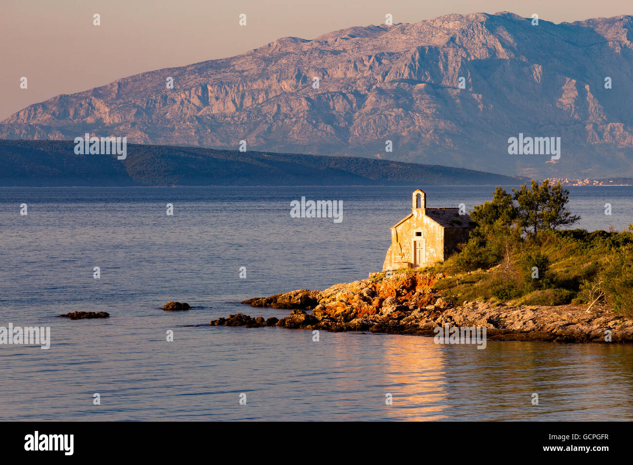 Luce del sole al tramonto. SV. Luka, Bay Crikvica, St Luke's Bay Church. Jelsa, Isola di Hvar. Mare Adriatico. Croazia. Foto Stock