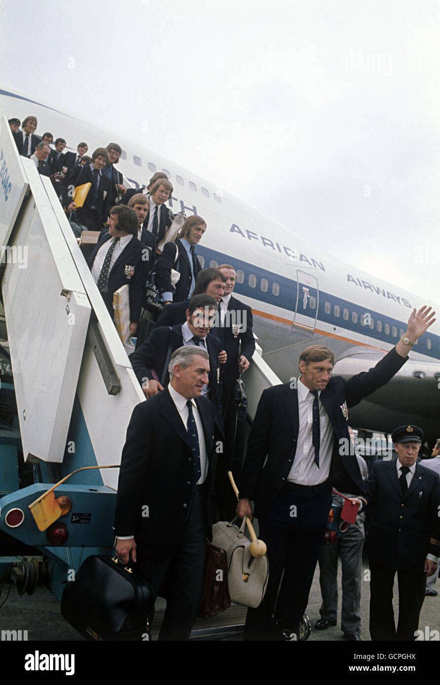 Il capitano del team Willie John McBride, a destra, si fa un'onda verso i tifosi di benvenuto mentre la squadra di rugby dei Lions britannici arriva all'aeroporto di Heathrow, dopo un trionfante tour di rugby in Sud Africa. Foto Stock