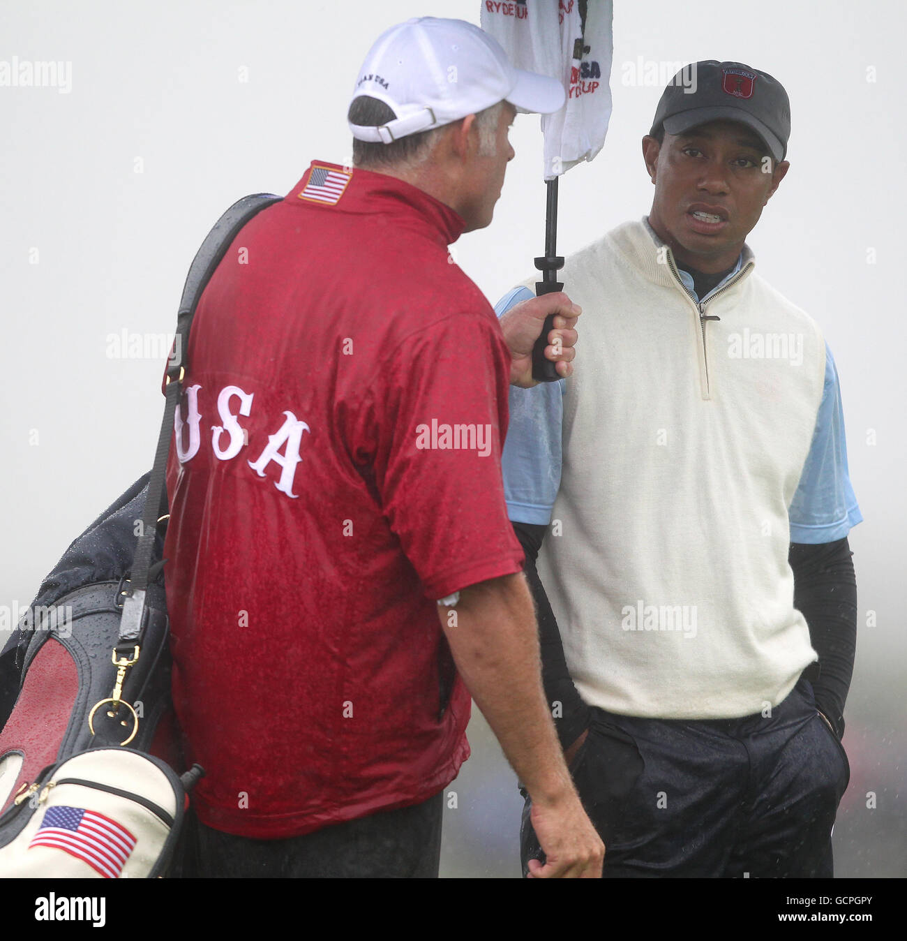 Golf - 38° Ryder Cup - Europa / USA - Day One - Celtic Manor Resort. USA Tiger Woods European si trova sotto il suo ombrello sotto la pioggia battente Foto Stock