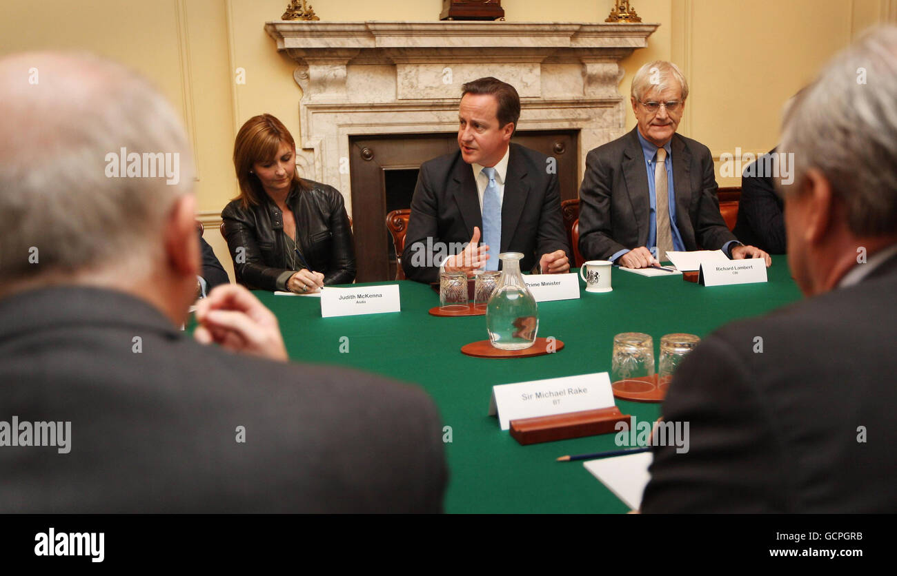 Il primo ministro David Cameron (al centro) siede con Judith McKenna dall'ASDA (a sinistra) e Richard Lambert della CBI (a destra) in un incontro con i leader aziendali al 10 Downing Street, nel centro di Londra. Foto Stock