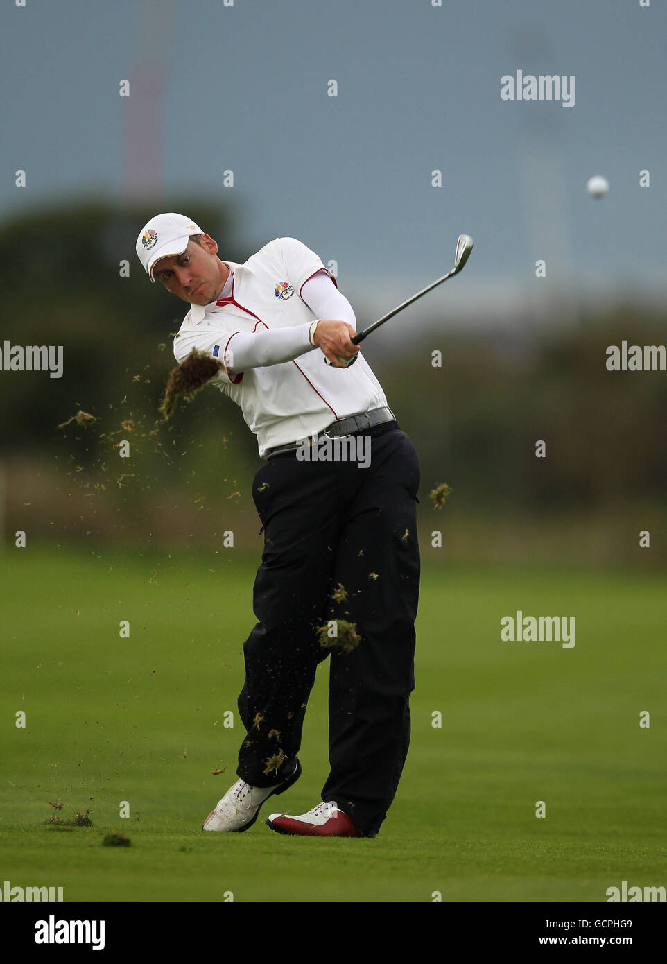 Golf - 38th Ryder Cup - Europa v USA - Day One - Celtic Manor Resort. Ian Poulter in Europa gioca un colpo sull'ottava fairway Foto Stock