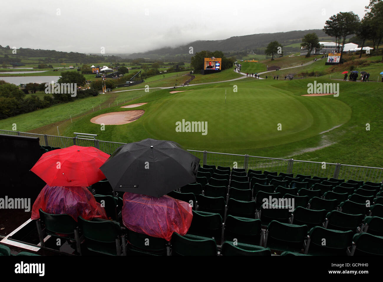 Golf - 38° Ryder Cup - Europa / USA - Day One - Celtic Manor Resort. Gli spettatori aspettano il 17° green mentre il gioco viene sospeso il primo giorno durante la Ryder Cup al Celtic Manor di Newport. Foto Stock