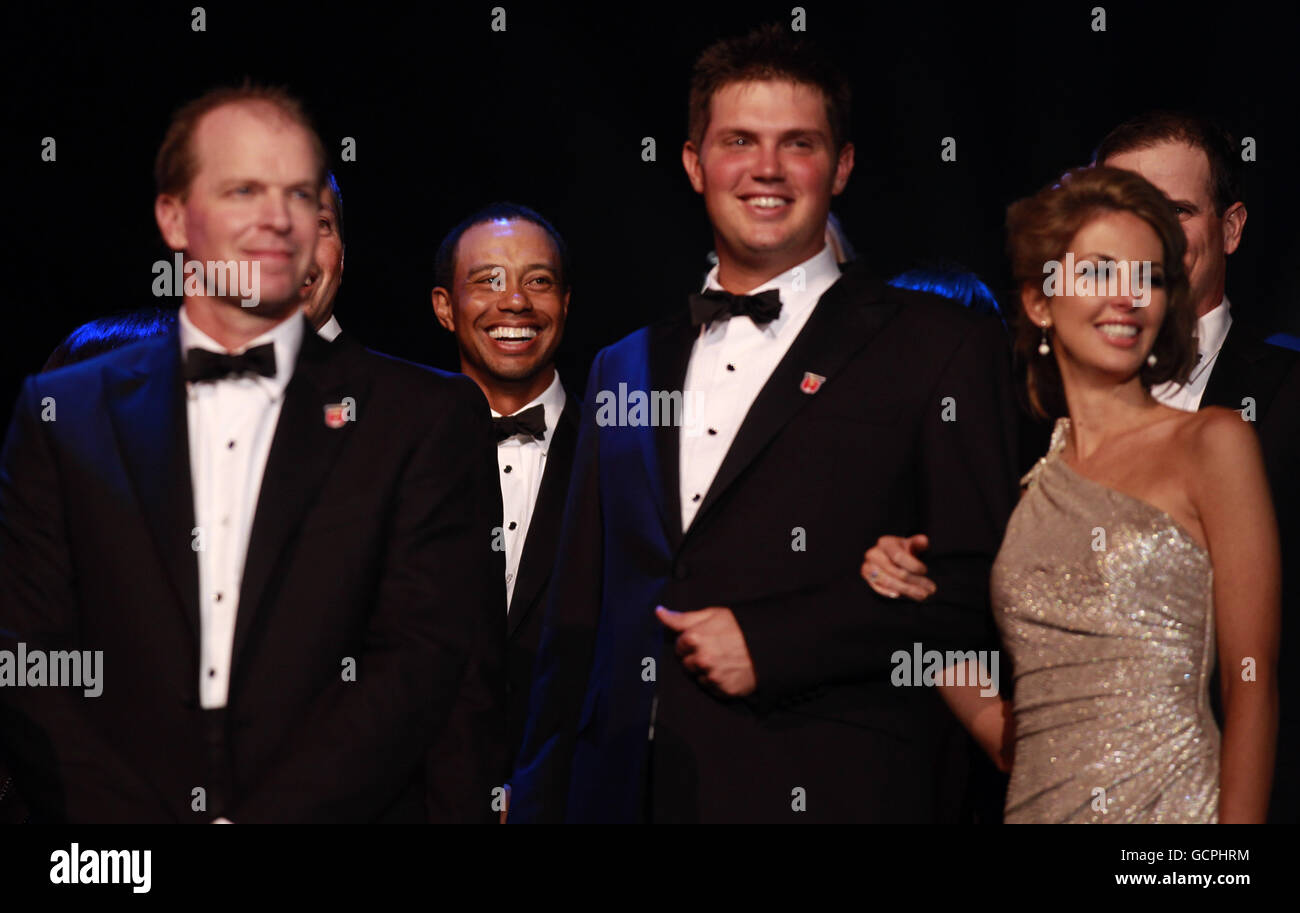 Il golfista statunitense Tiger Woods, terzo a sinistra, si erge sul palco senza accompagnarlo con gli altri membri della squadra della Ryder Cup statunitense e con i loro partner mentre le squadre sono state presentate sul palco durante il concerto di "Welcome to Wales", la Ryder Cup Celebration Concert al Millennium Stadium di Cardiff. Foto Stock