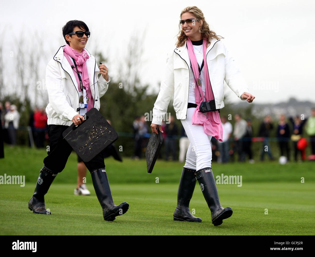 Laurae Westwood (a sinistra) e la ragazza di Martin Kaymer Allison Micheletti nel pomeriggio prefigura durante la Ryder Cup al Celtic Manor di Newport. Foto Stock