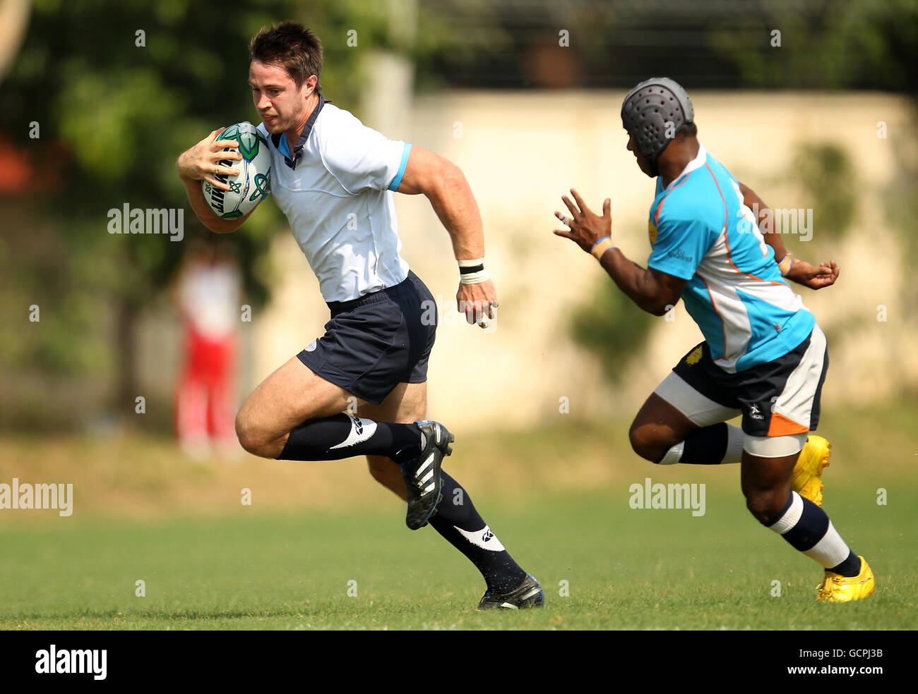 John Houston della Scozia (a sinistra) in azione durante la partita amichevole di Rugby Sevens a Delhi University, North Campus a New Delhi, India. Foto Stock