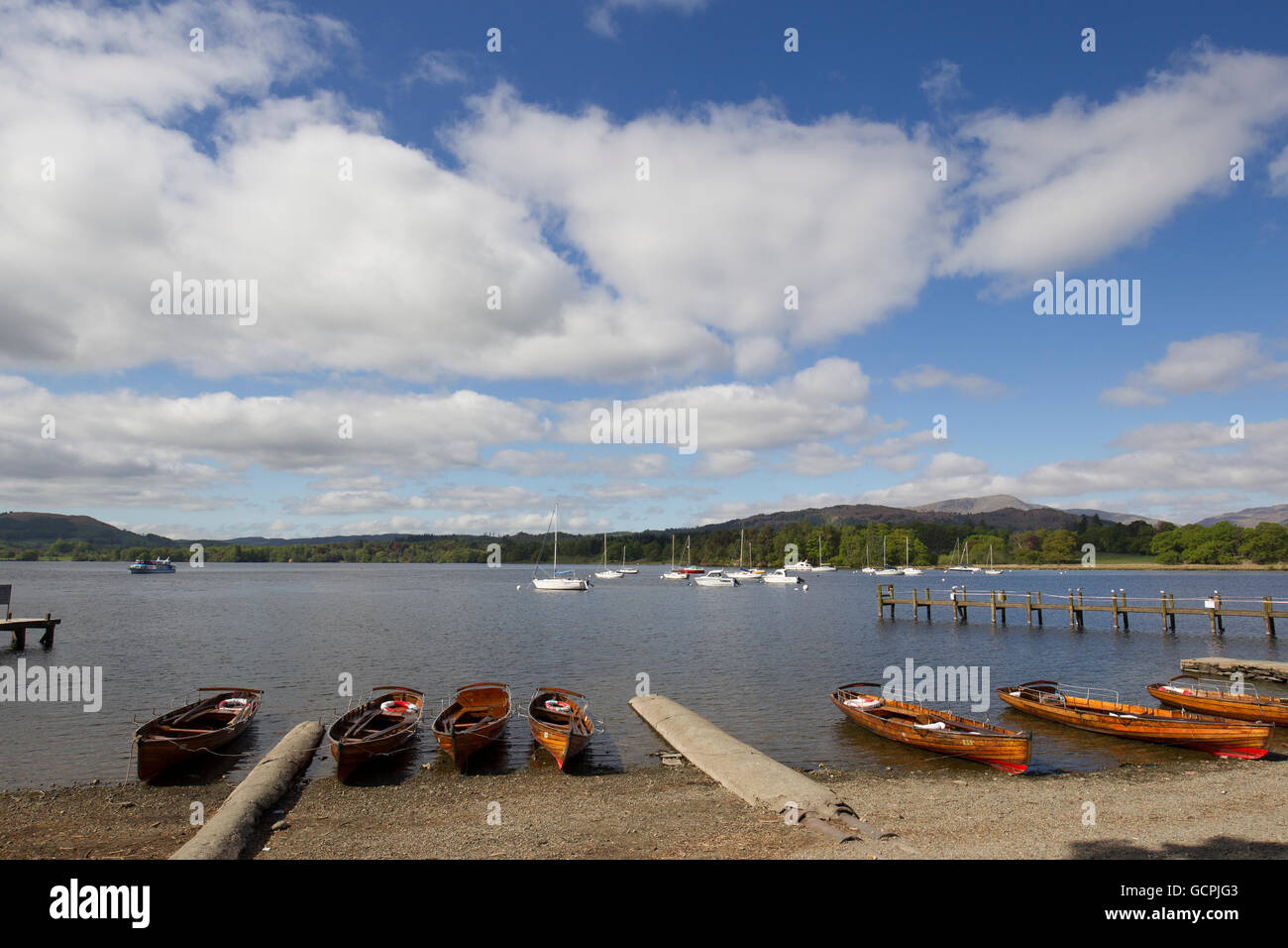 Waterhead Ambleside - Lago di Windermere - legno tradizionali barche a remi a noleggio Foto Stock