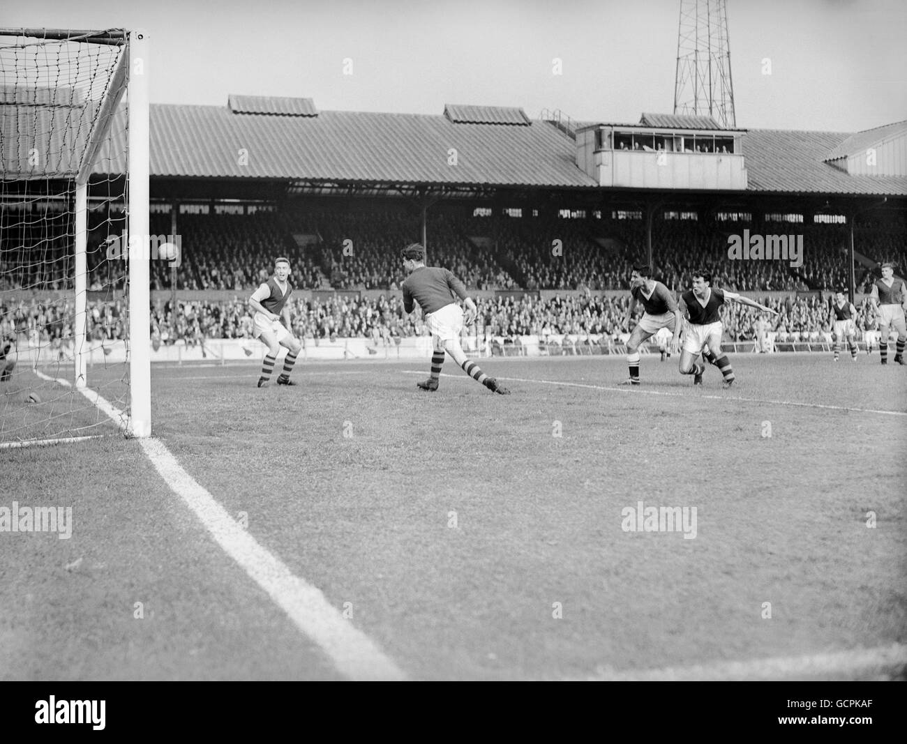 Tindall il Chelsea centro-forward rompe attraverso la difesa di Burnley e lascia il portiere Blacklaw nessuna probabilità poichè segna i suoi lati terzo obiettivo. Foto Stock