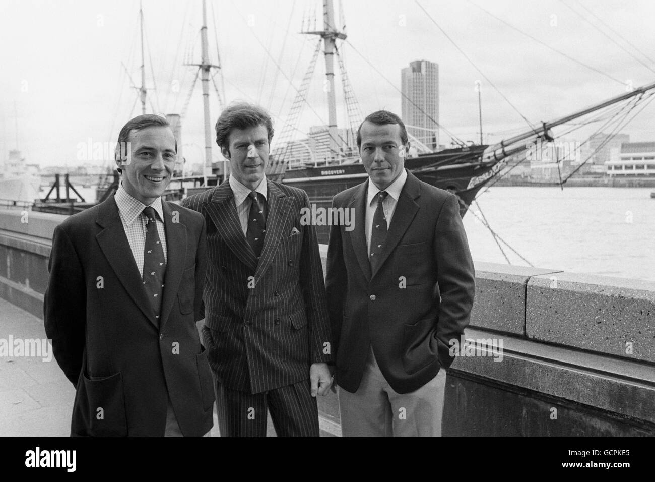 Discovery offre lo sfondo per Sir Ranulph Fiennes (centro), leader della spedizione Transglobo 1979-1982, oggi a Londra con due membri del suo team, il signor Olver Shepard (a sinistra) e il signor Charles Burton. Foto Stock