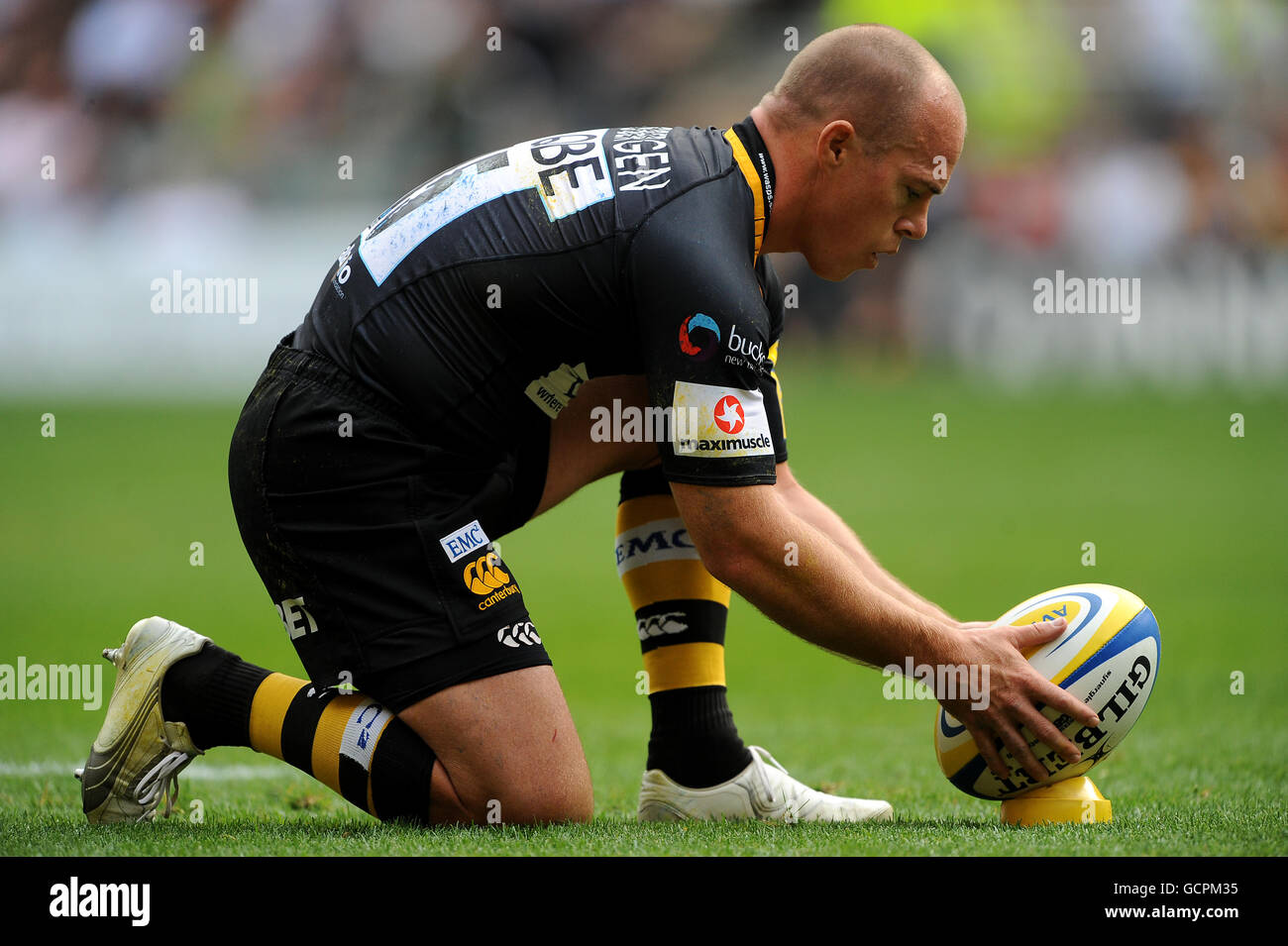 Rugby Union - Aviva Premiership - London Wasps / Harlequins - Twickenham Stadium. Mark van Gisbergen di London Wasps posiziona il pallone su un tee calciante mentre si prepara a fare un calcio di punizione Foto Stock