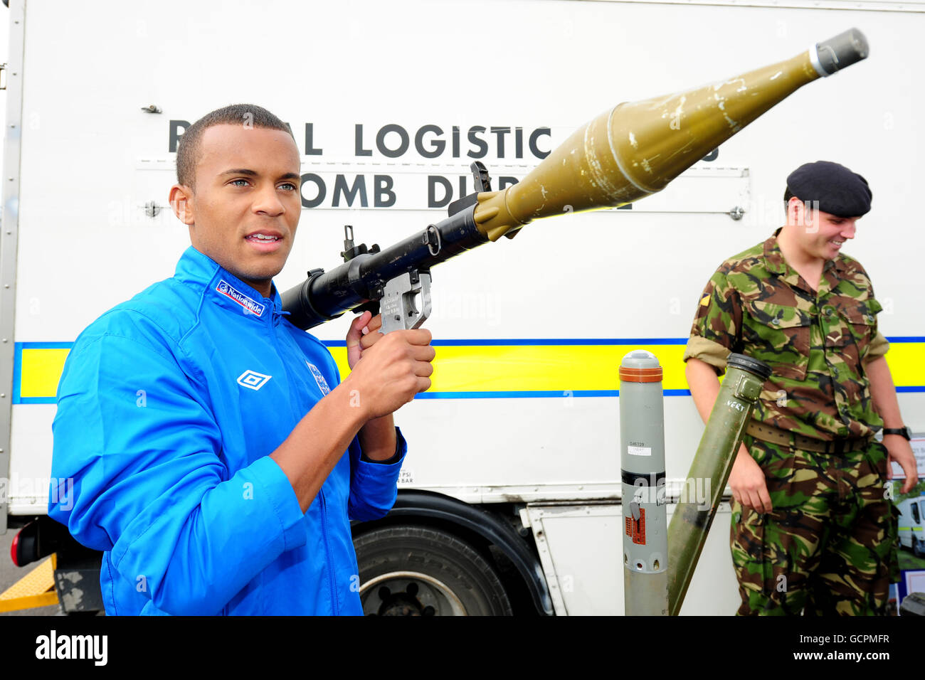Inghilterra sotto 21's Ryan Bertrand detiene una granata a propulsione razzo durante un tour di 16 Air Assault Brigade e Colchester Garrison, Colchester. Foto Stock