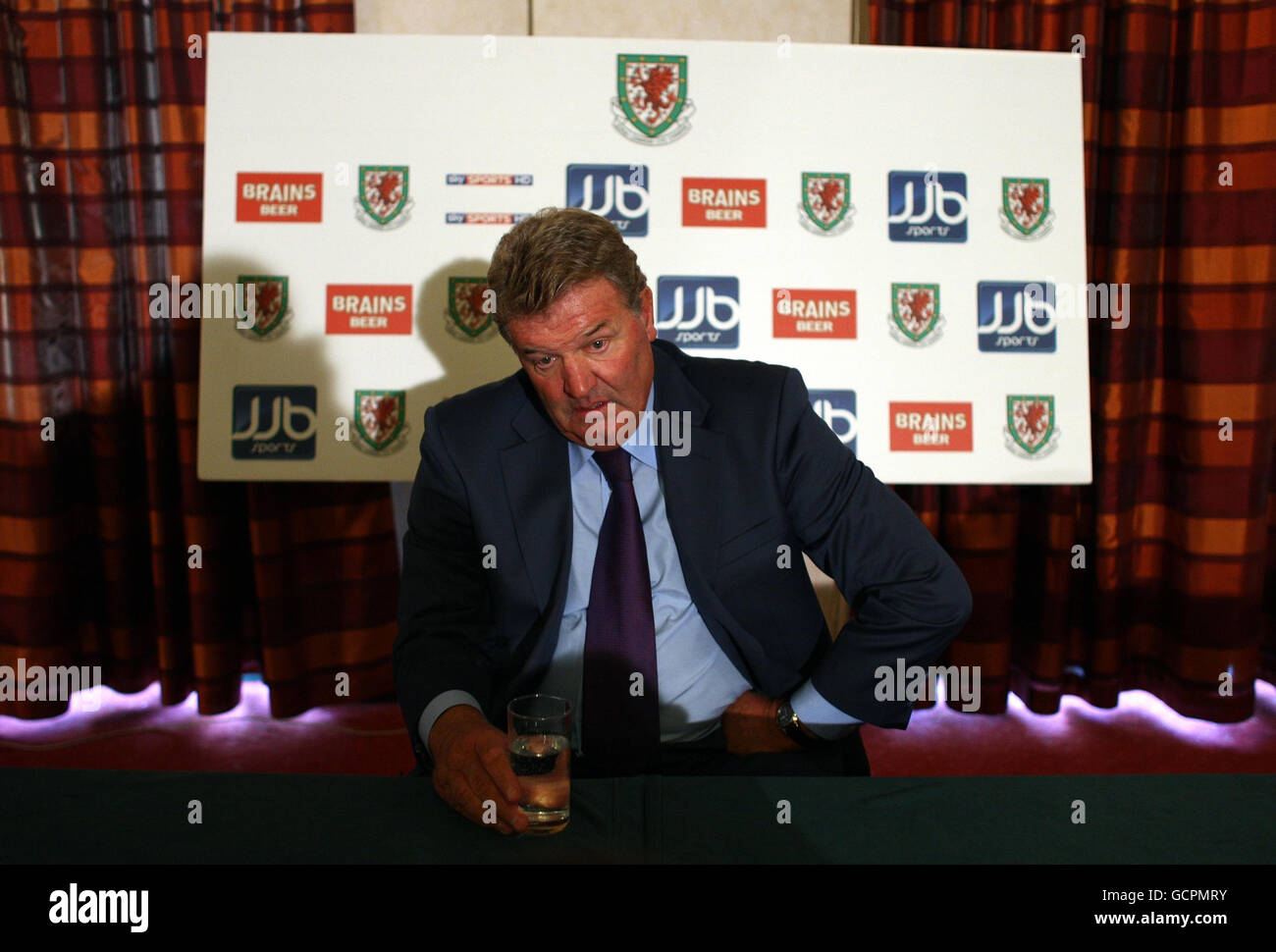 John Toshack durante la conferenza stampa al vale Resort di Cardiff. Foto Stock