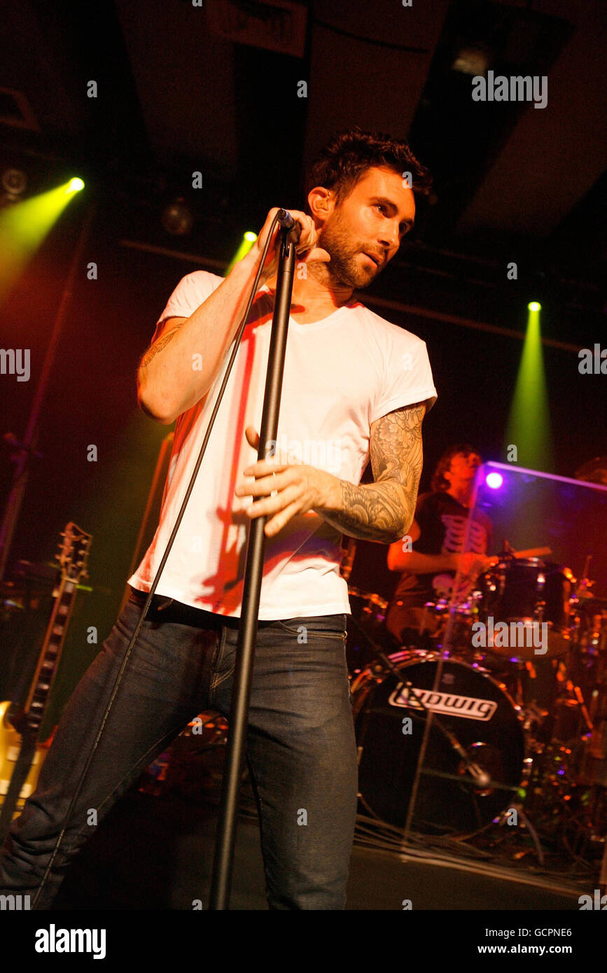 Maroon 5 alla Scala - Londra. Adam Levine di Maroon 5 si esibisce sul palco alla Scala di Londra. Foto Stock