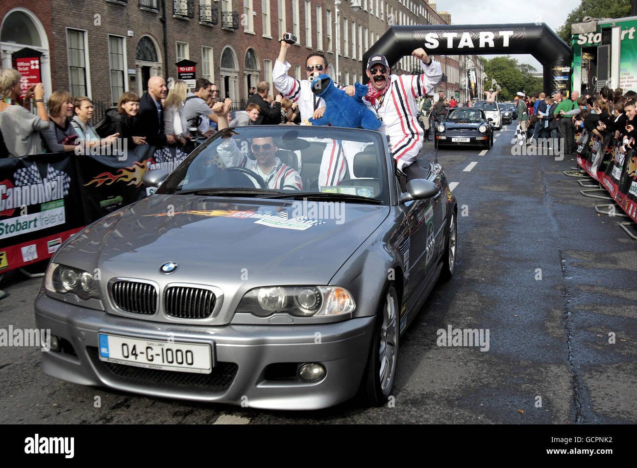 Le vetture si avviano all'inizio del Cannonball Run 2010 a Merrion Square, Dublino. Foto Stock