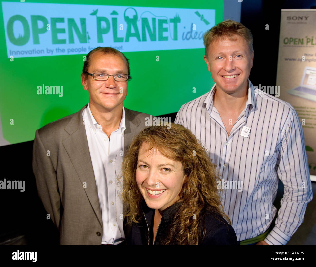 (Da sinistra) responsabile affari pubblici aziendali di Sony UK Adrian Northover-Smith, Il presentatore televisivo Kate Bellingham e il responsabile delle relazioni commerciali e di settore presso il World Wildlife Fund (WWF) UK Dax Lovegrove in occasione del lancio del progetto Open Planet Ideas di Sony, una nuova piattaforma della comunità online che mira a creare soluzioni tecnologiche collaborative per le problematiche ambientali critiche, collaborando con Il WWF, presso il negozio di punta del National Geographic a Londra. Foto Stock