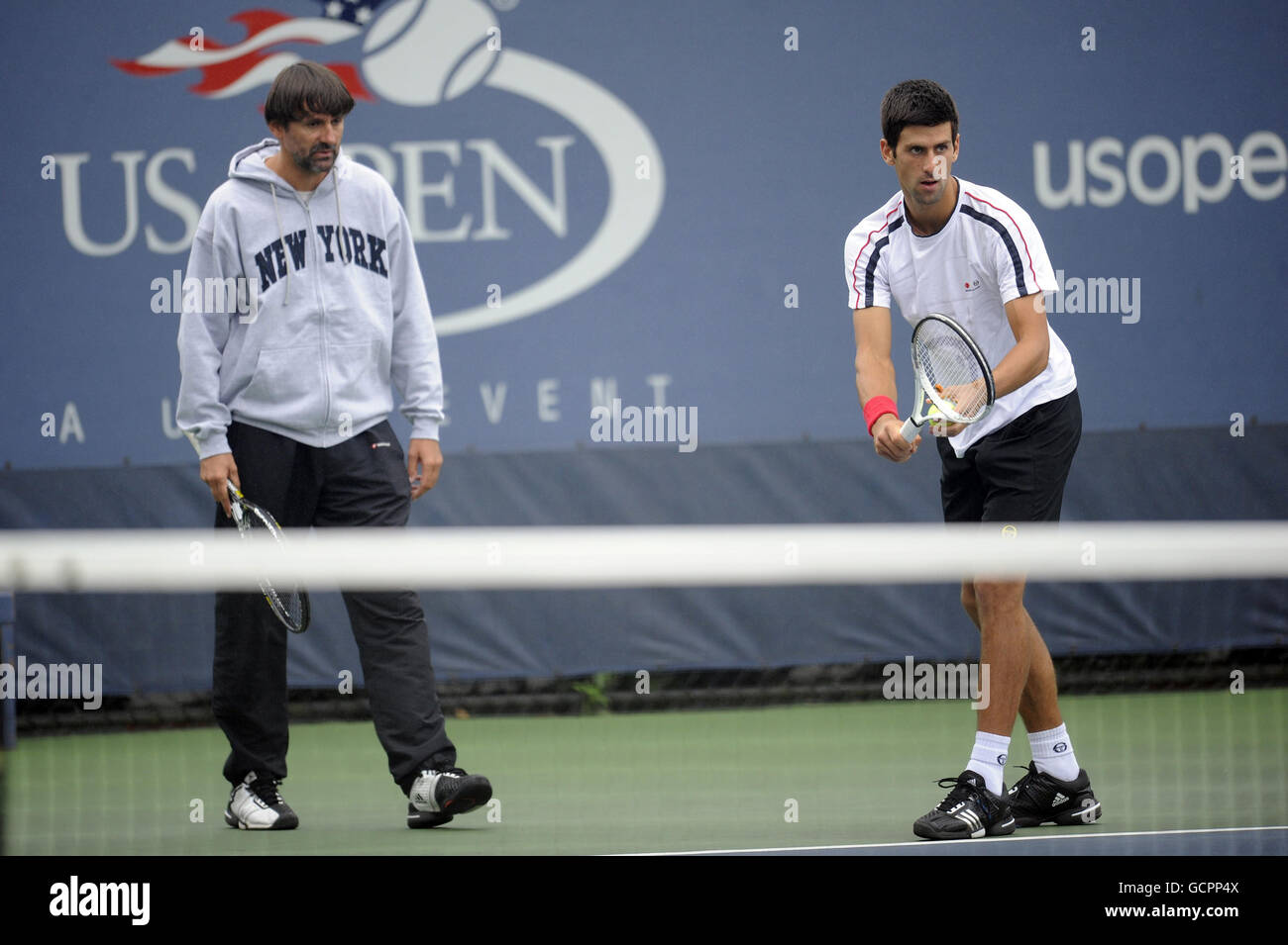 Il serbo Novak Djokovic in un campo di pratica prima della finale maschile di Singles durante il quattordici° giorno degli US Open, a Flushing Meadows, New York, USA. Foto Stock