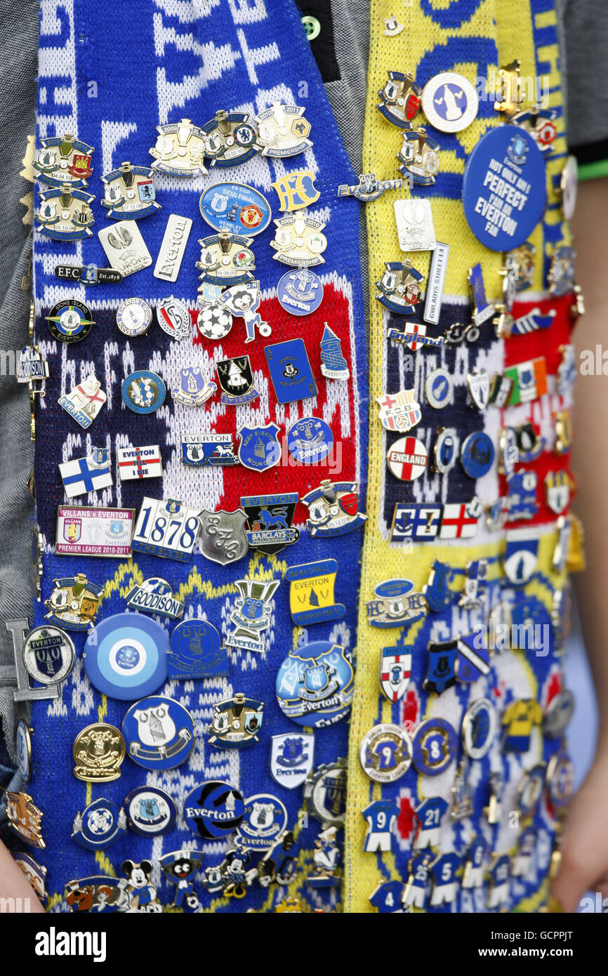 Calcio - Barclays Premier League - Everton v Manchester United - Goodison Park. Una sciarpa adornata con badge Everon Foto Stock